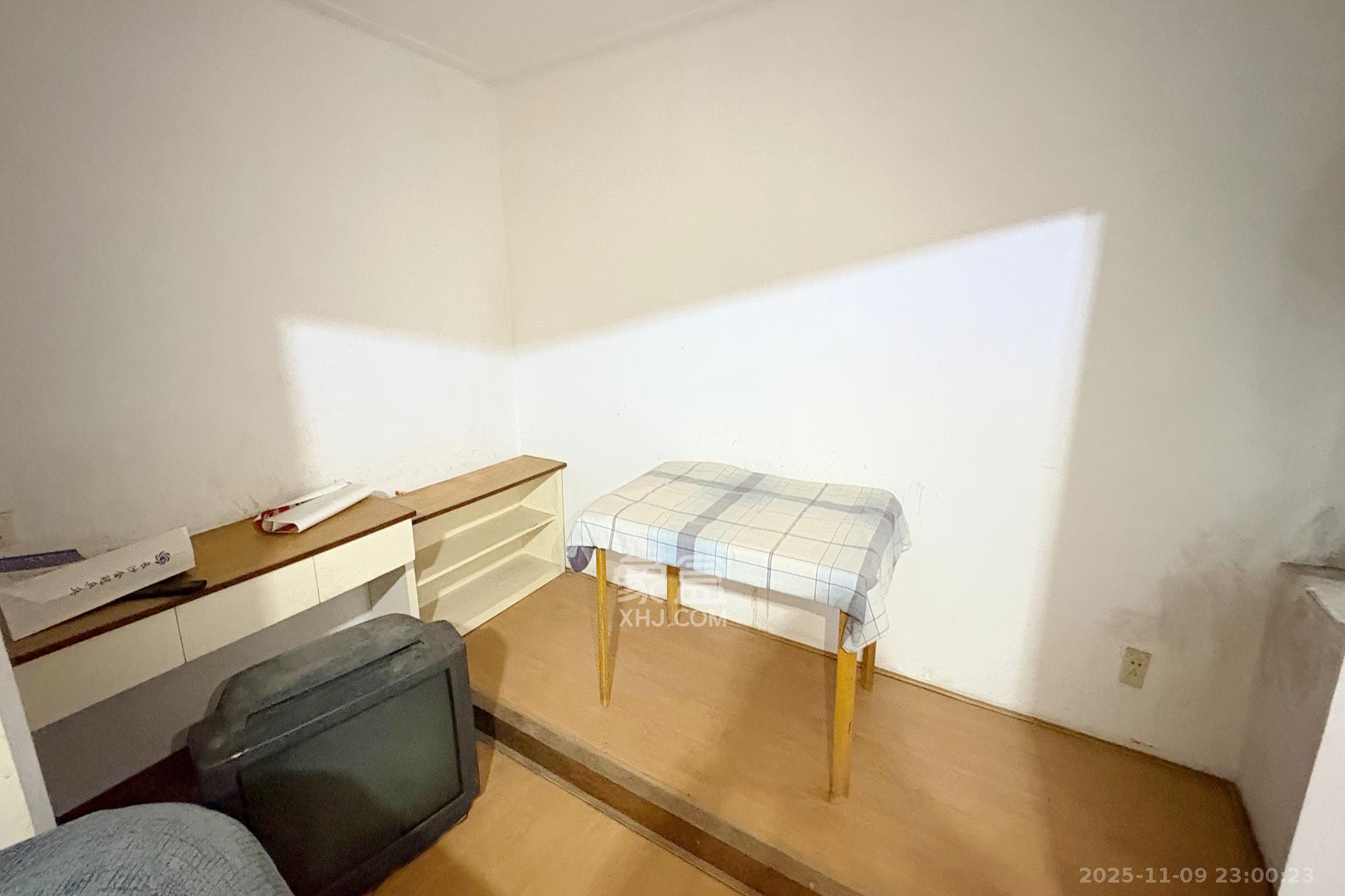 芙蓉广场农行单位宿舍  1室1厅1卫    40.0万客厅