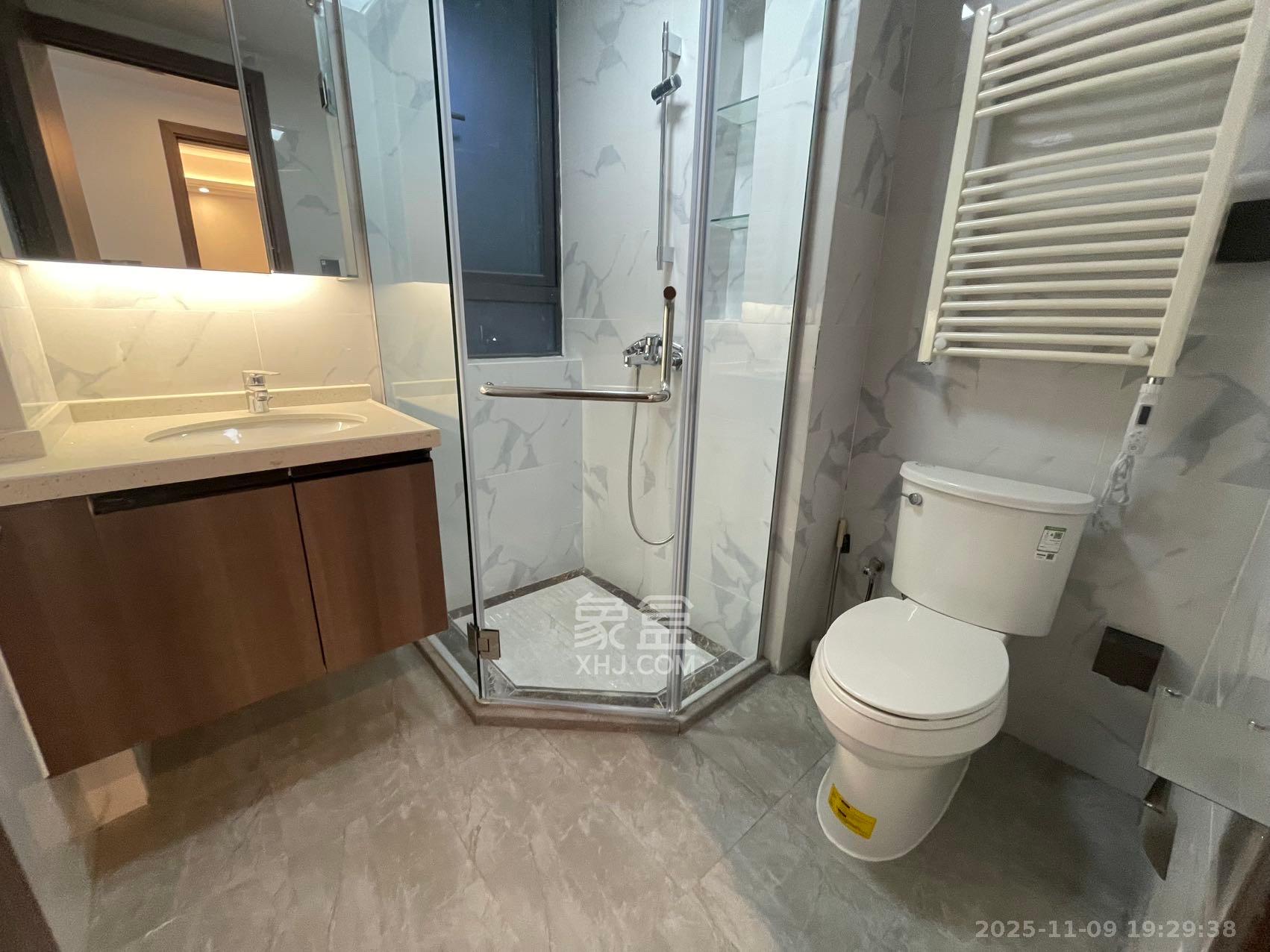 绿地V岛 4室2厅2卫 3700.0元/月 绿地V岛 4室2厅2卫 3700.0元/月室内图