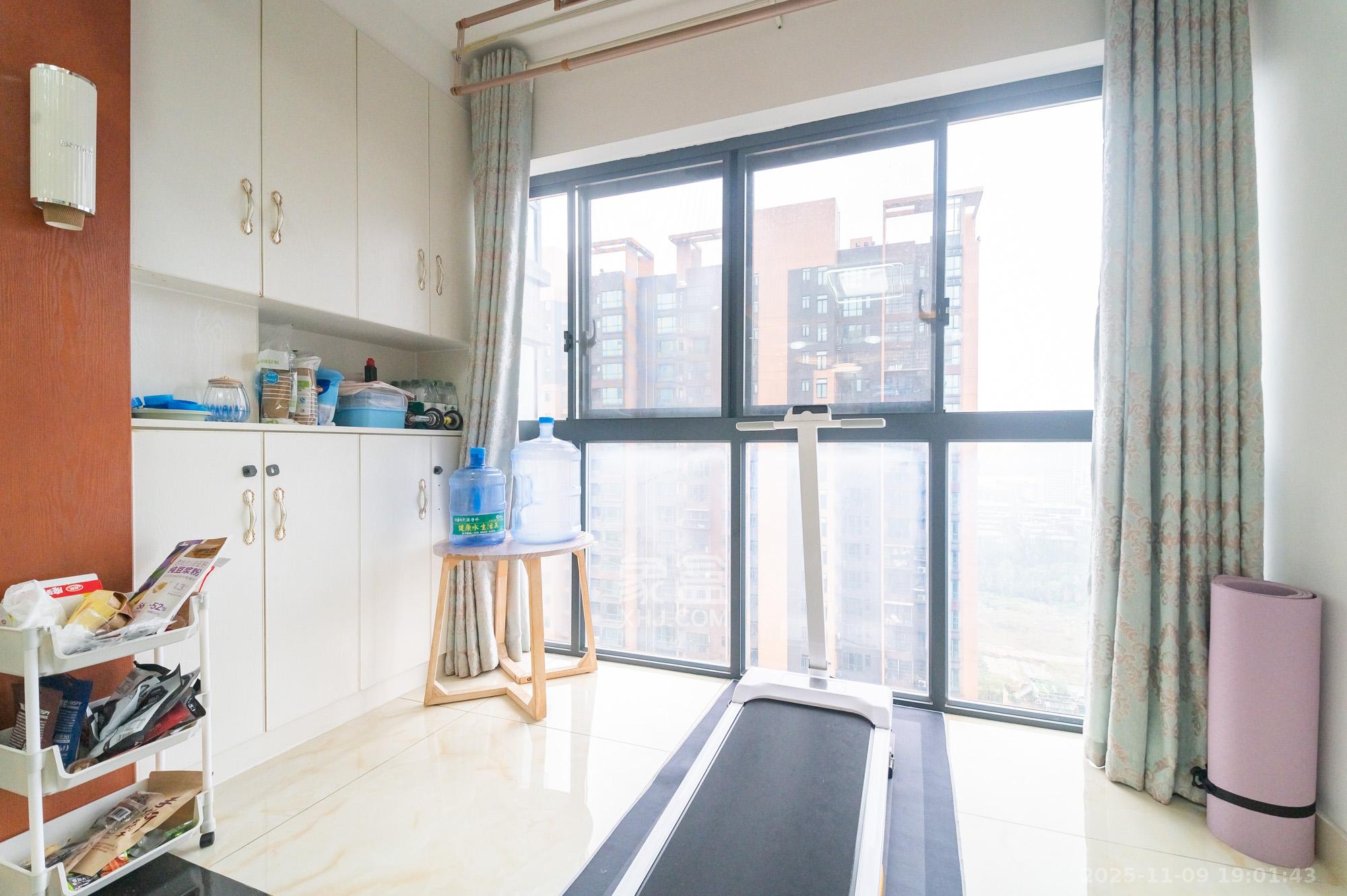 海伦春天 4室2厅2卫 102.8万 海伦春天 4室2厅2卫 102.8万阳台