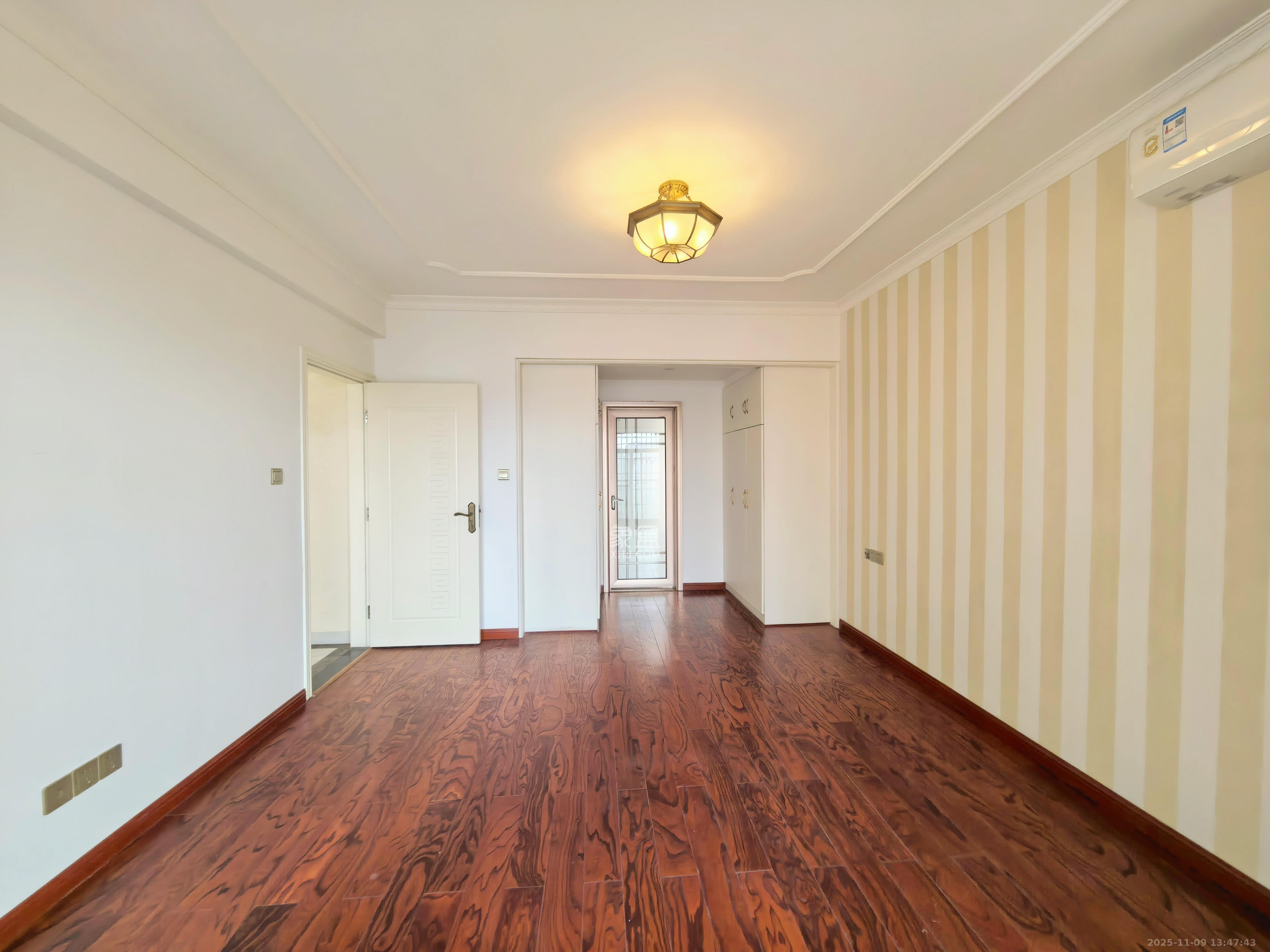 中城丽景香山园  3室2厅2卫    3500.0元/月室内图