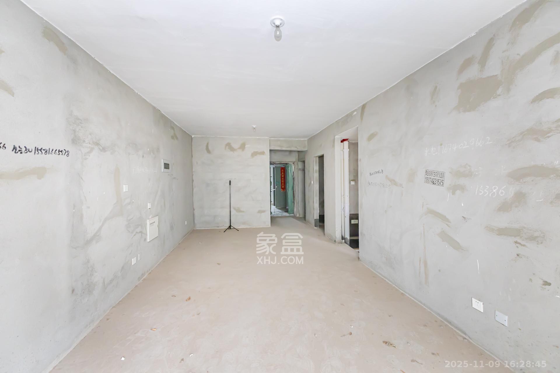 明发阅江悦府 2室2厅1卫 60.0万 明发阅江悦府 2室2厅1卫 60.0万客厅