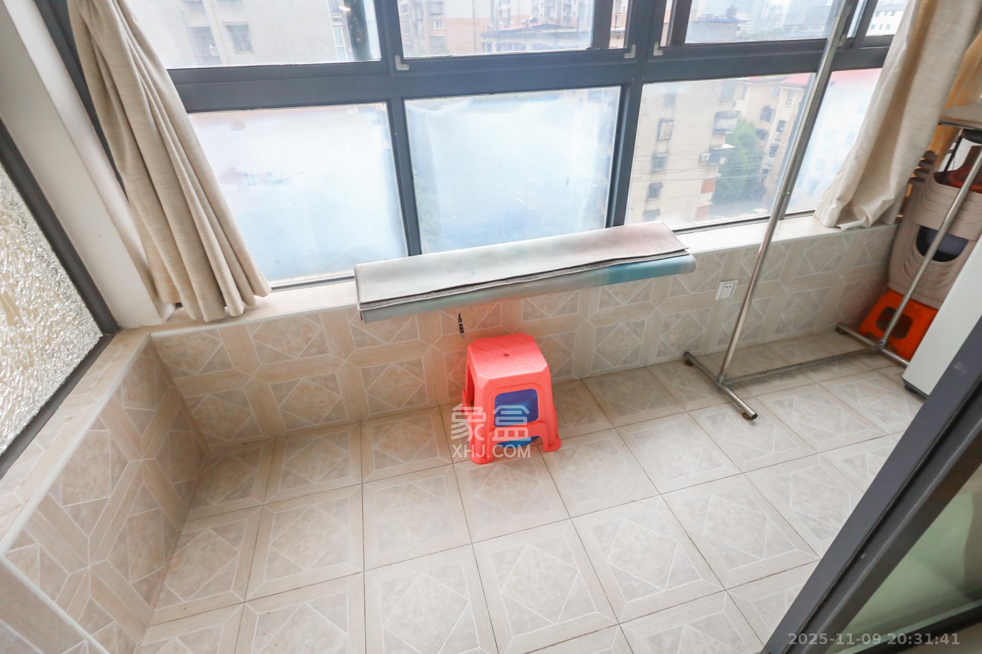 兰亭都荟（璟峰苑）  2室2厅1卫    79.2万阳台