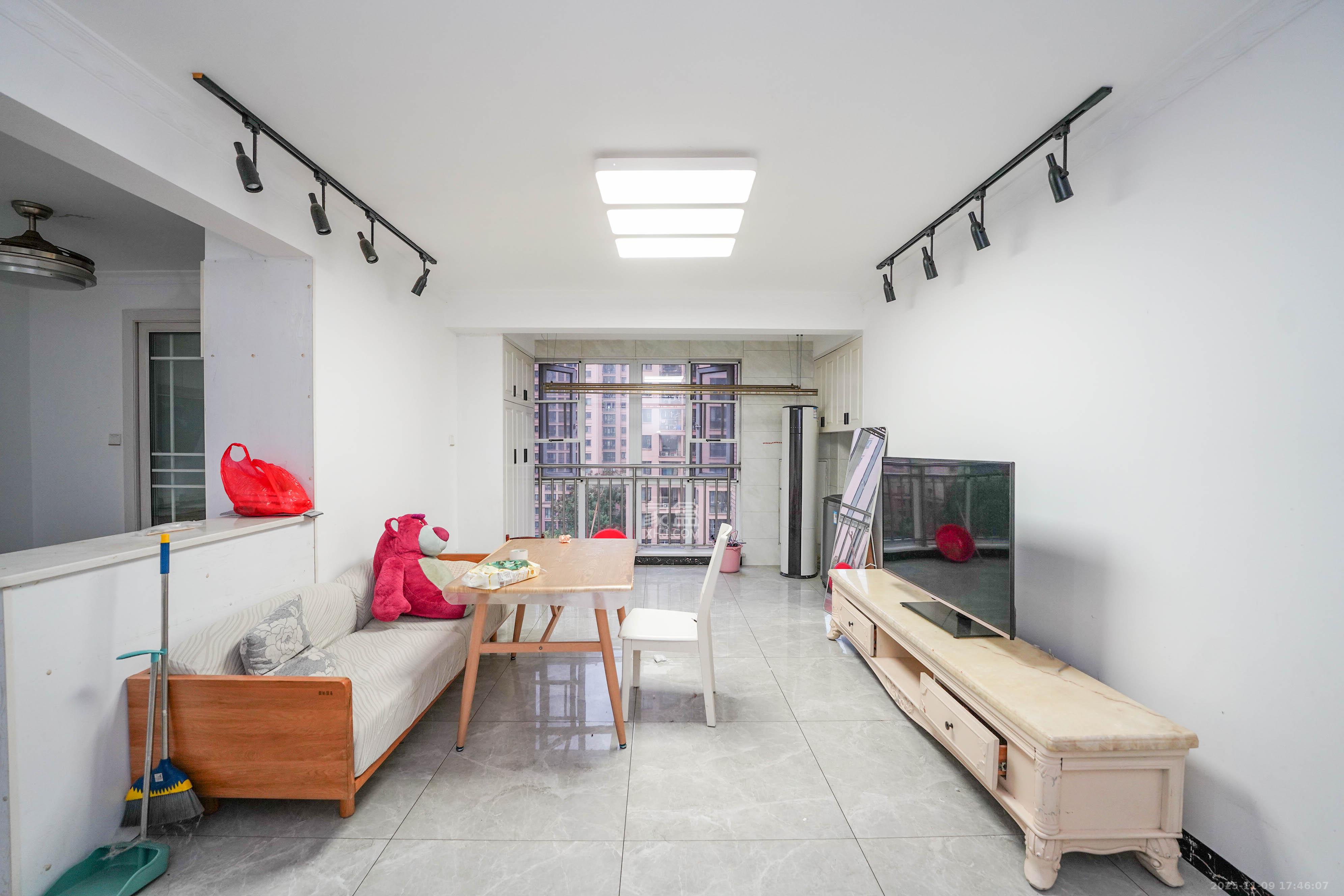 丽发新城  3室2厅2卫    85.0万