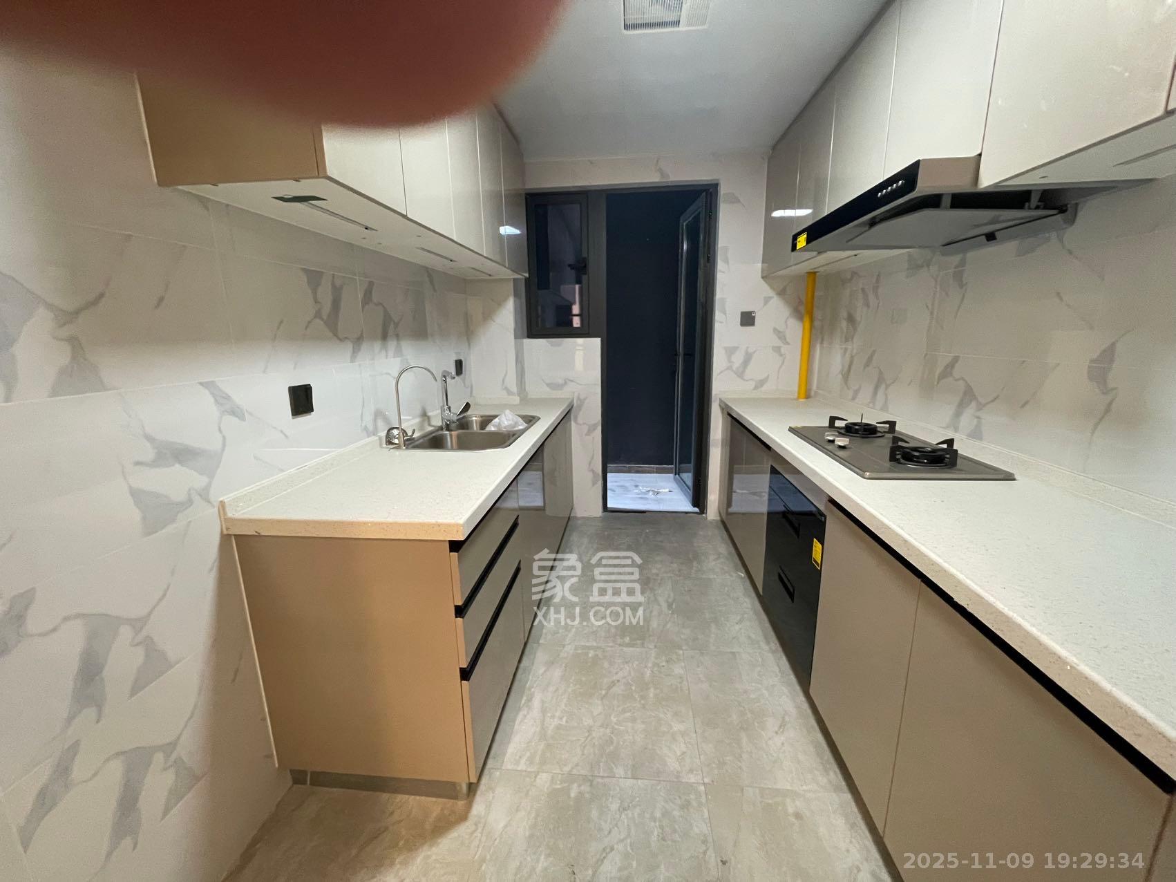 绿地V岛  4室2厅2卫    3700.0元/月室内图