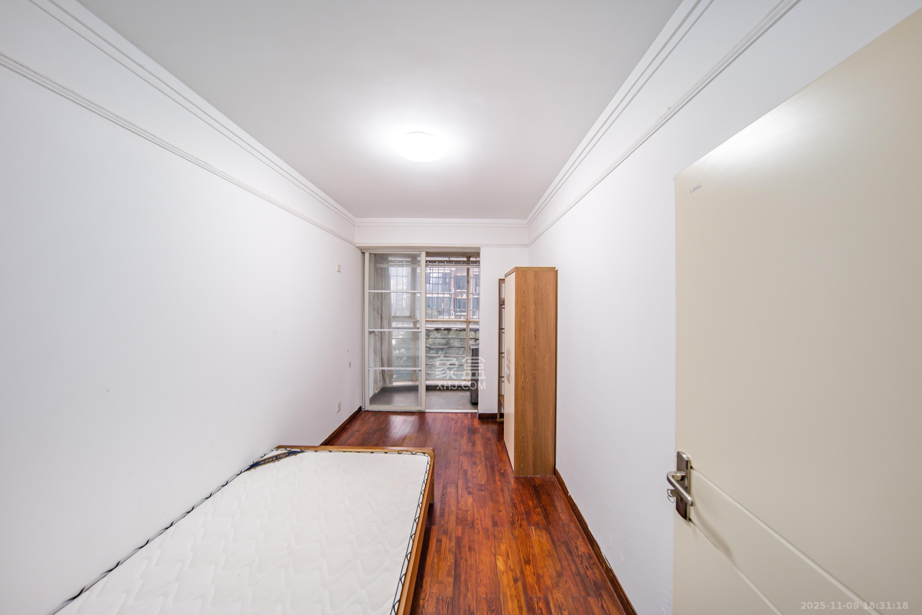 四季阳光花城  4室2厅2卫    180.0万卧室