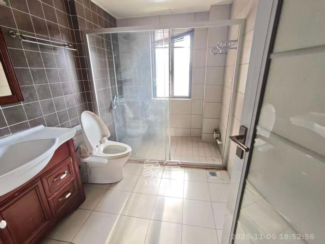 中城丽景香山园 4室2厅2卫 5200.0元/月 中城丽景香山园 4室2厅2卫 5200.0元/月室内图