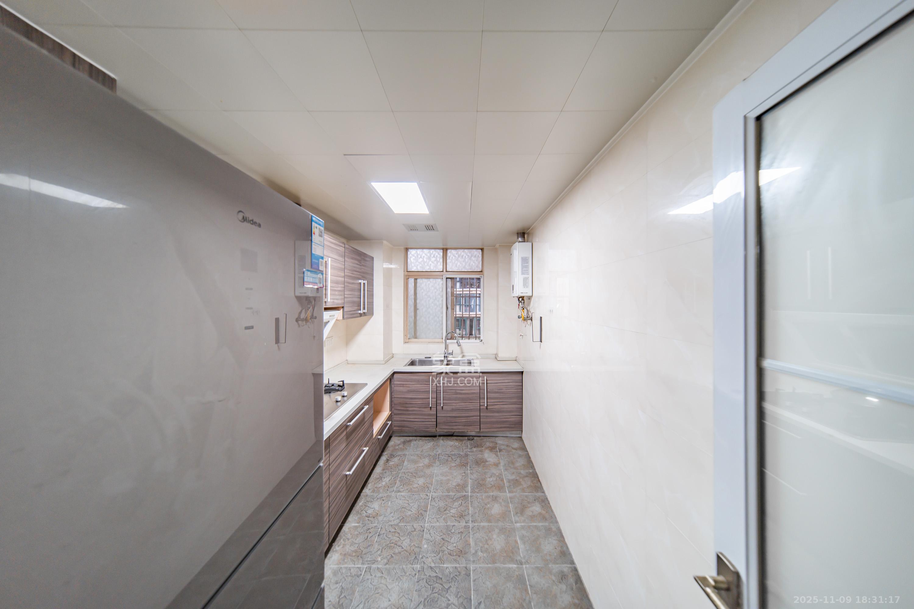 四季阳光花城  4室2厅2卫    180.0万厨房