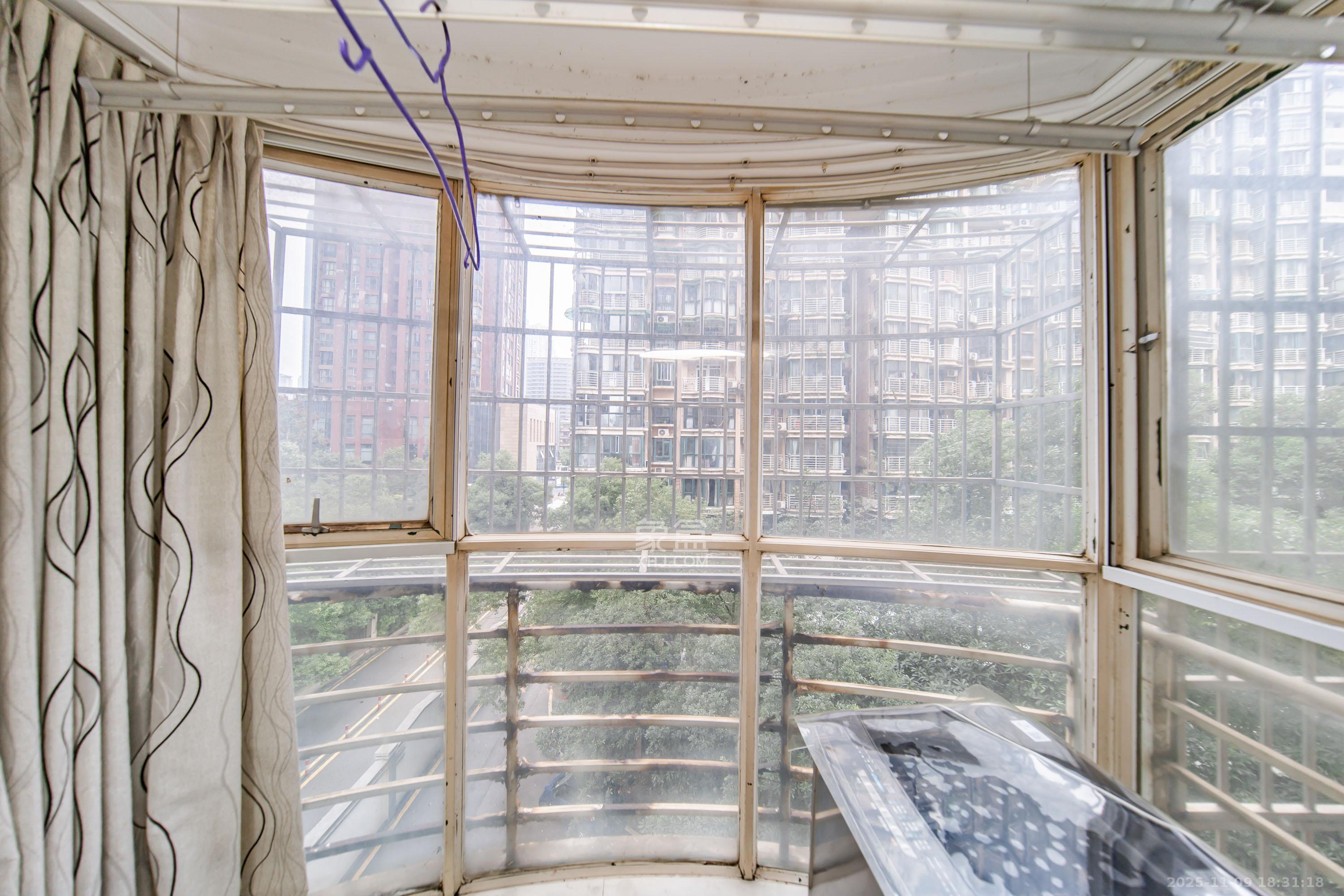 四季阳光花城 4室2厅2卫 180.0万 四季阳光花城 4室2厅2卫 180.0万阳台