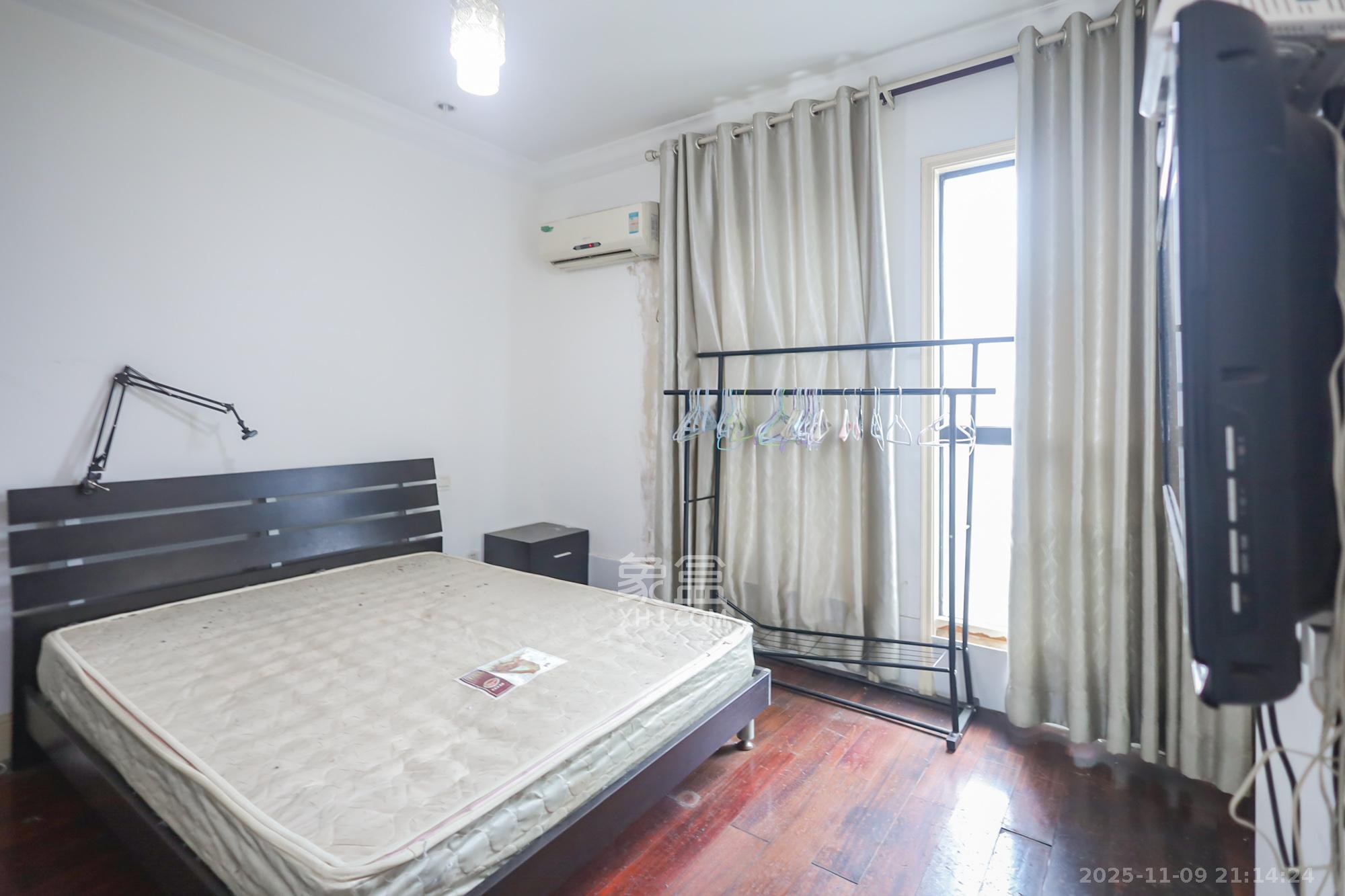 郡原广场  1室1厅1卫    25.0万客厅