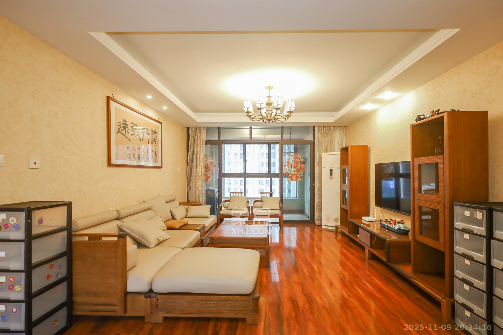 绿地中央广场  3室2厅2卫    158.0万