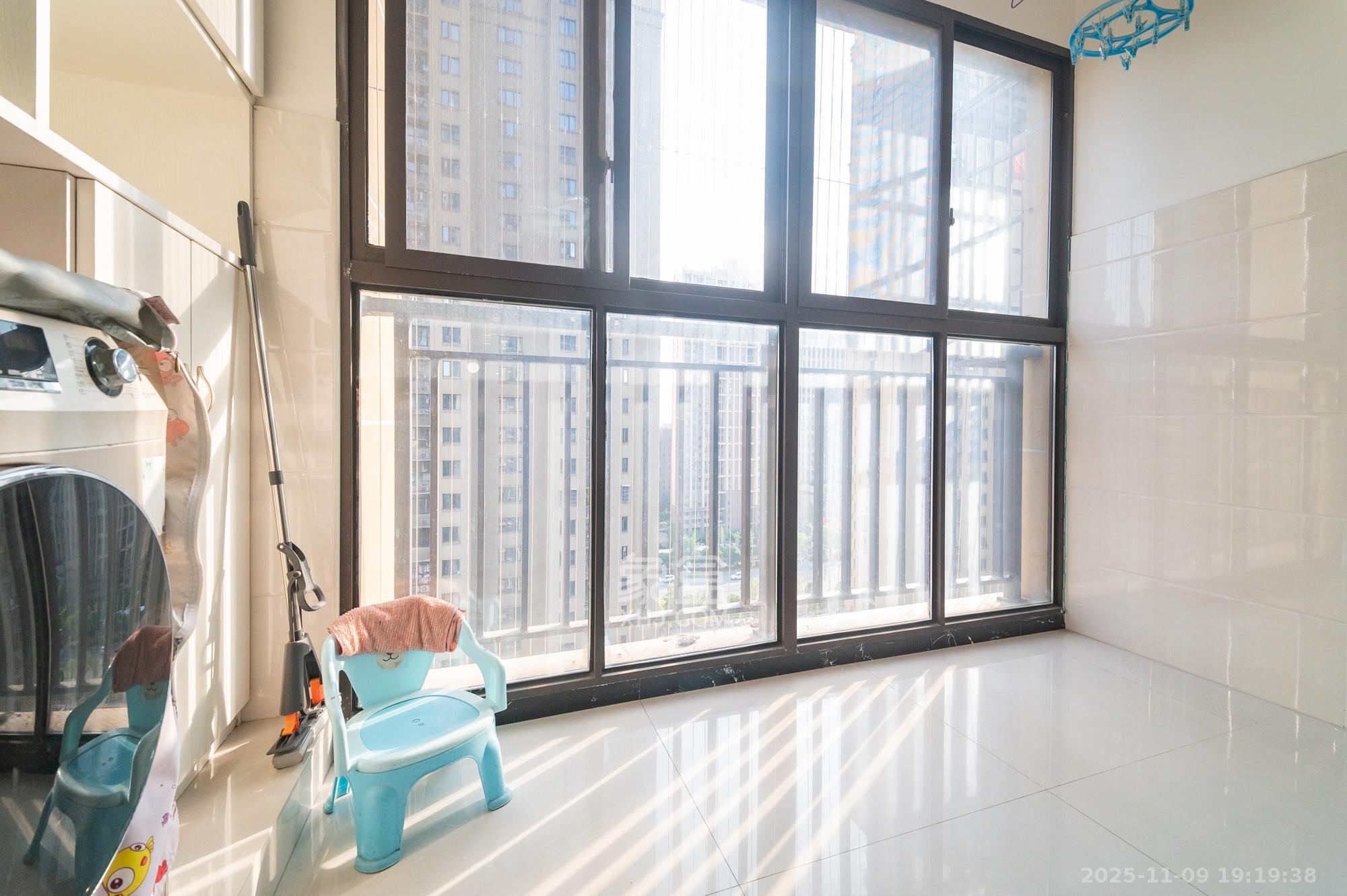 华润置地广场一期 3室2厅1卫 73.8万 华润置地广场一期 3室2厅1卫 73.8万阳台