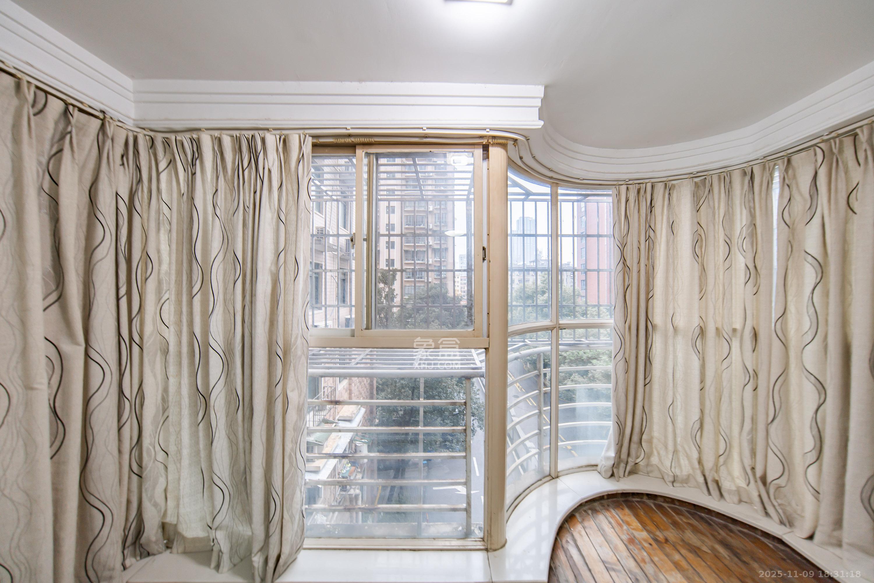 四季阳光花城  4室2厅2卫    180.0万阳台