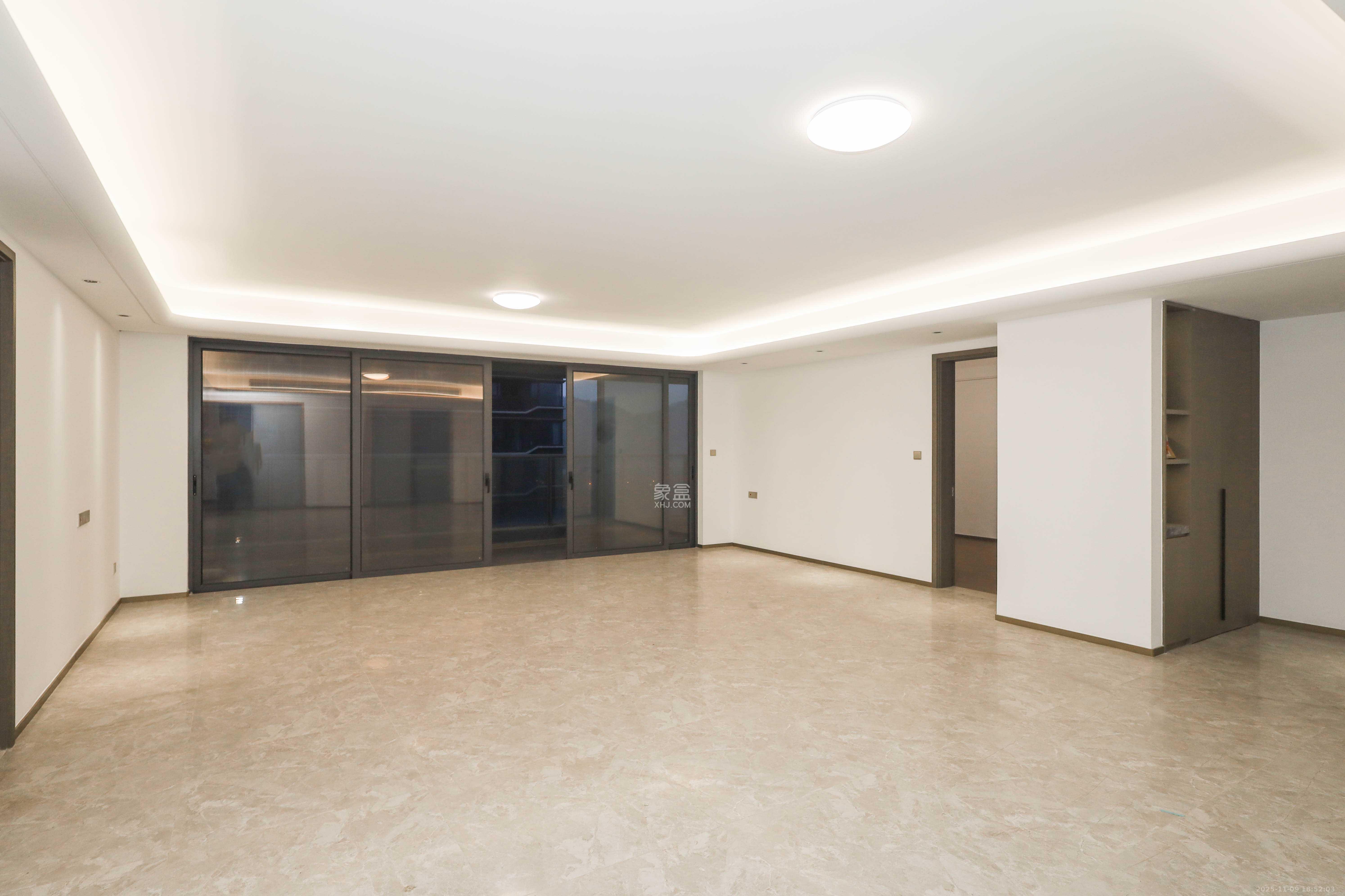 绿城招商桂语雲峯  4室2厅2卫    288.0万客厅