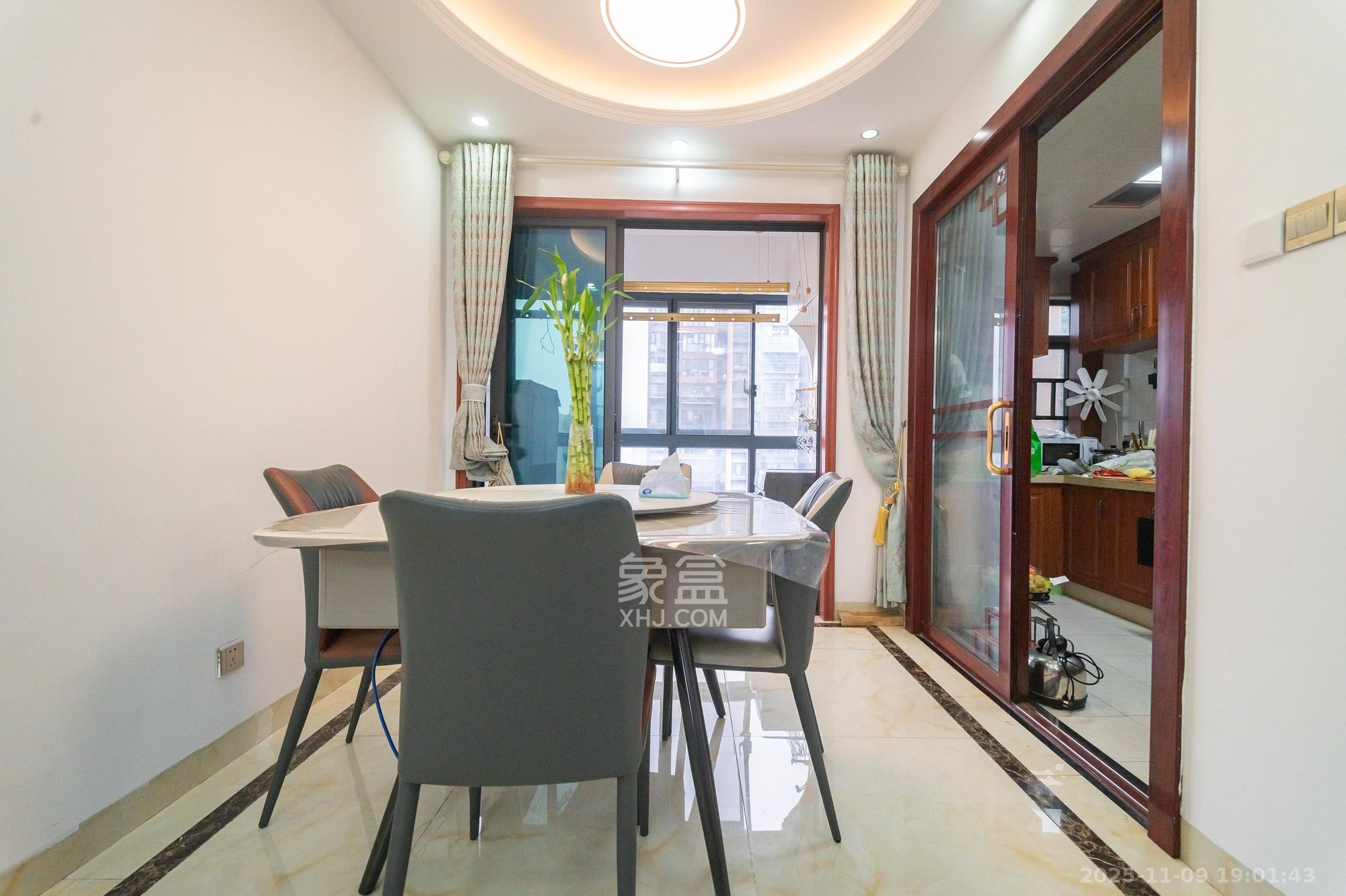 海伦春天 4室2厅2卫 102.8万 海伦春天 4室2厅2卫 102.8万客厅