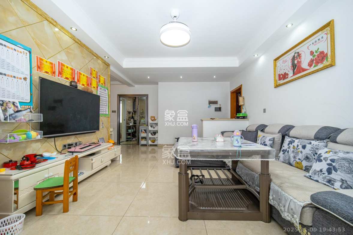 恒广国际景园一二区 3室2厅1卫 68.0万 恒广国际景园一二区 3室2厅1卫 68.0万客厅