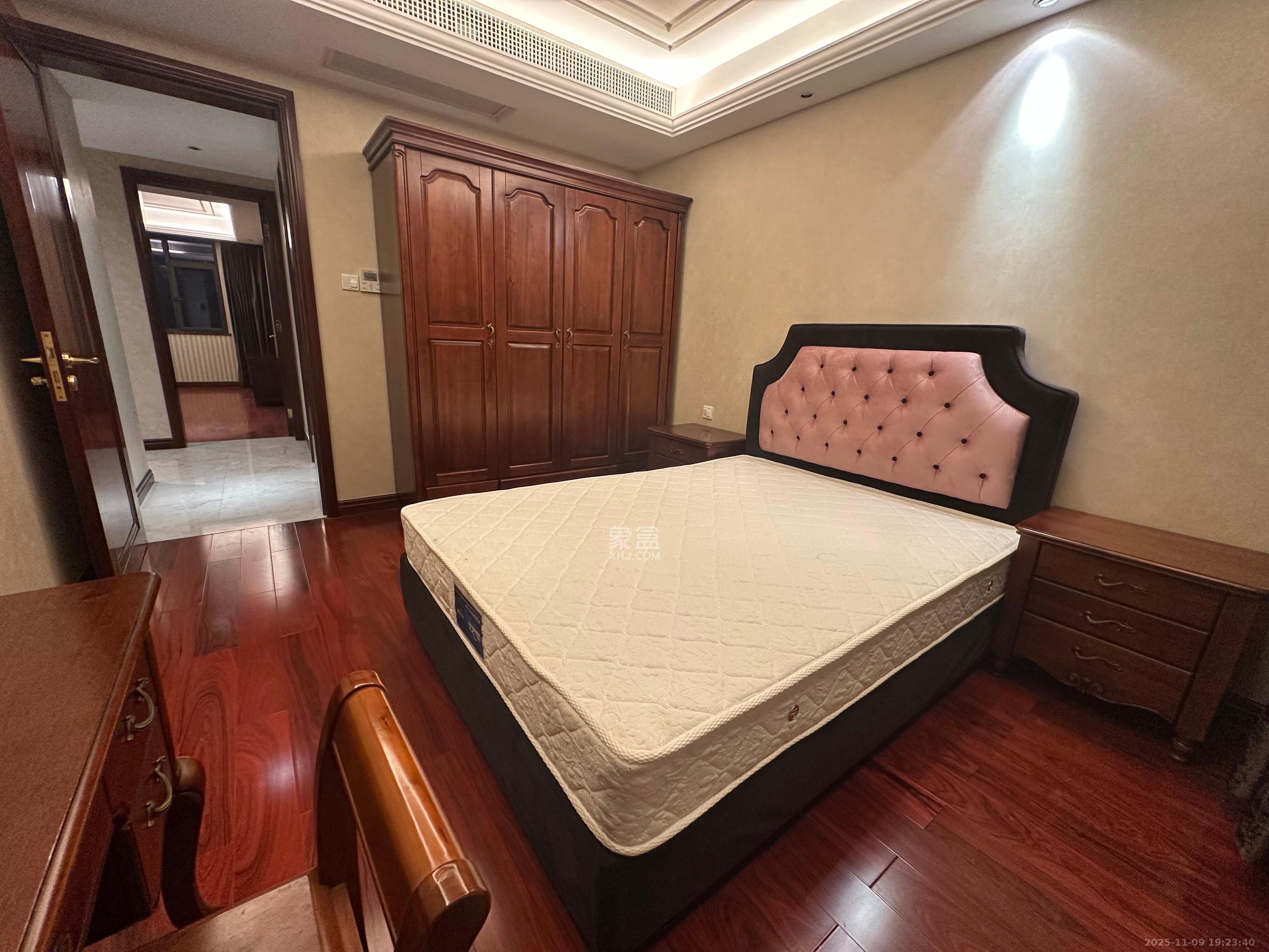 运达中央广场一、二期  3室2厅2卫    8000.0元/月室内图