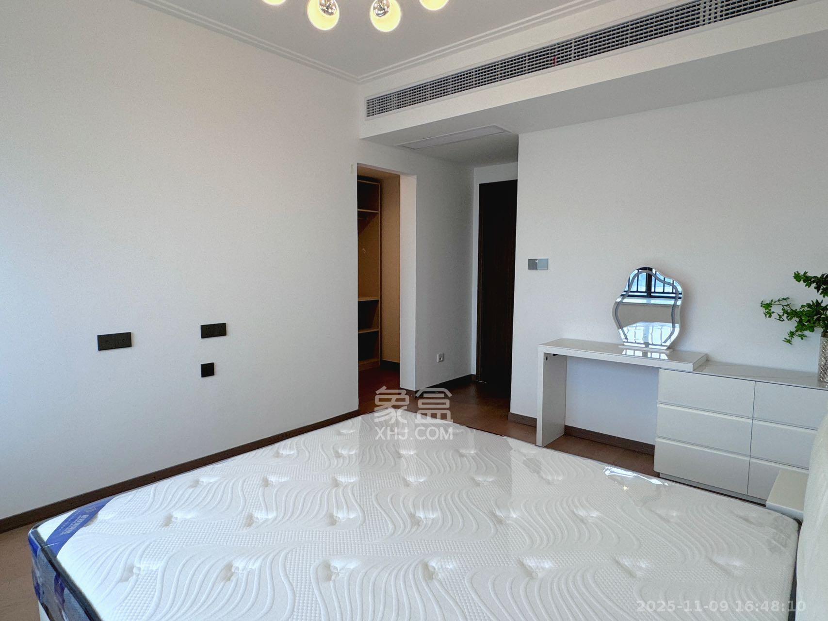 绿地V岛  4室2厅2卫    4700.0元/月室内图