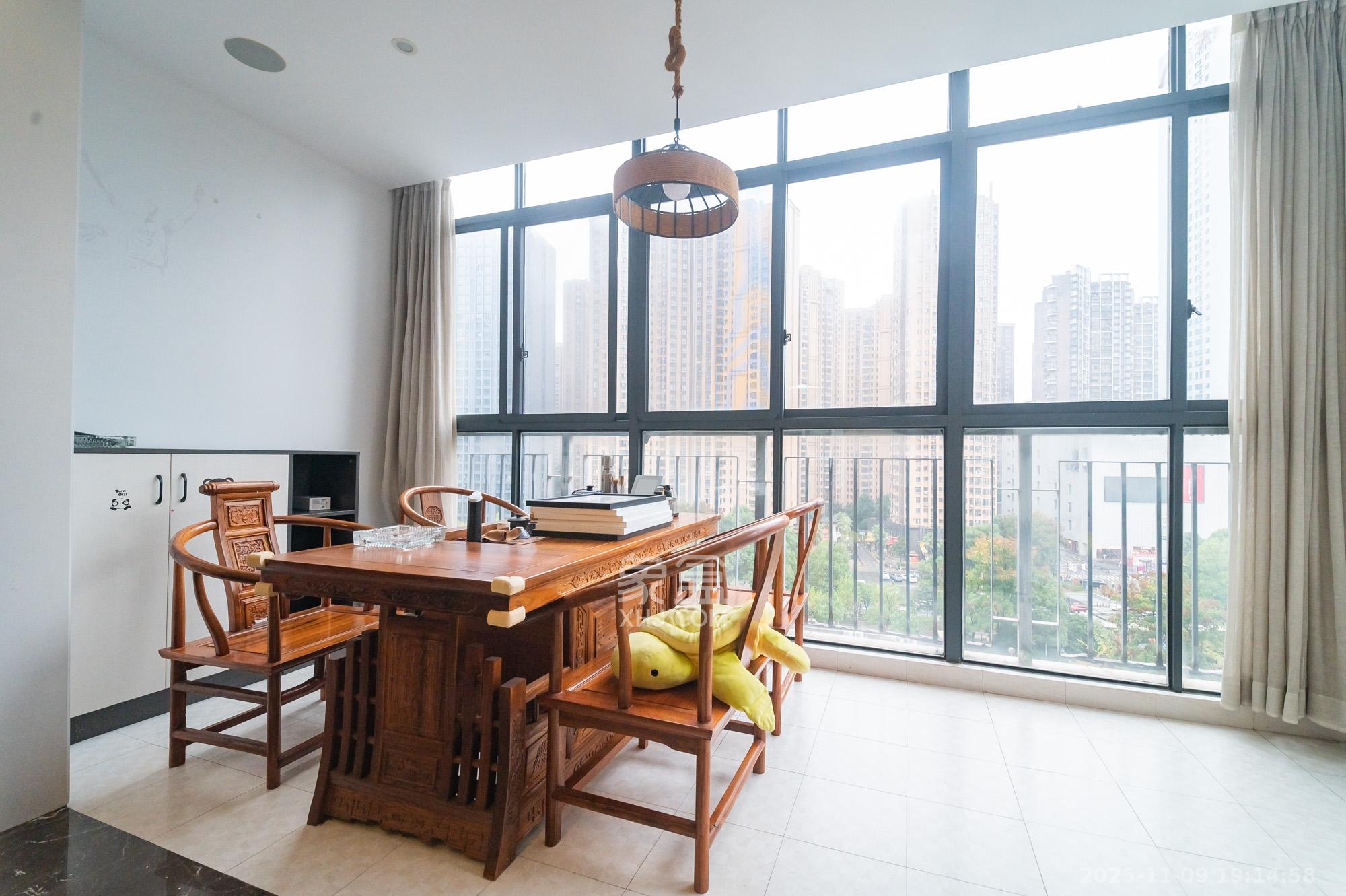 恒基凯旋门一二期 6室2厅2卫 238.0万 恒基凯旋门一二期 6室2厅2卫 238.0万阳台