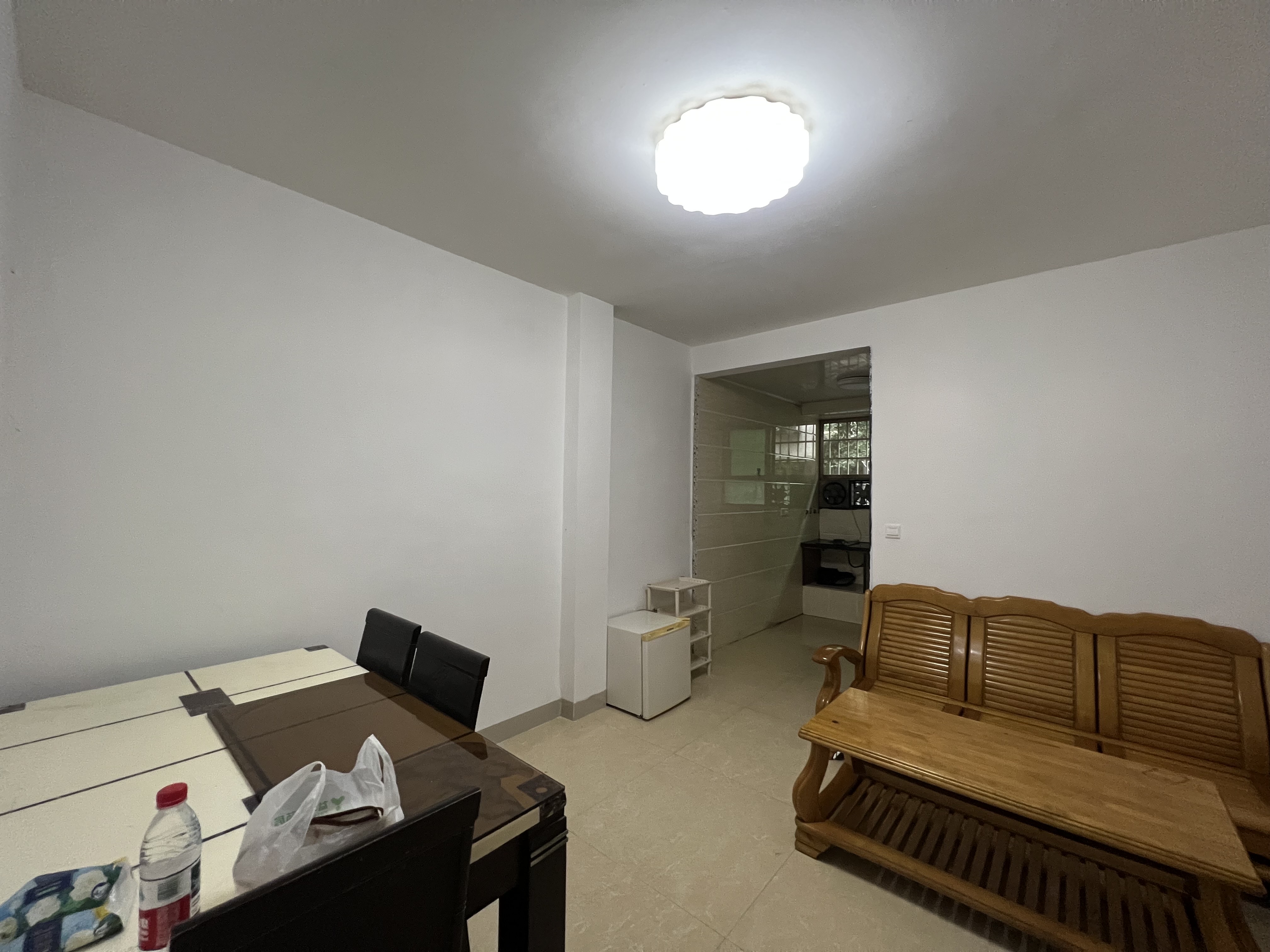 西湖一村 1室0厅0卫 22.8万 西湖一村 1室0厅0卫 22.8万客厅