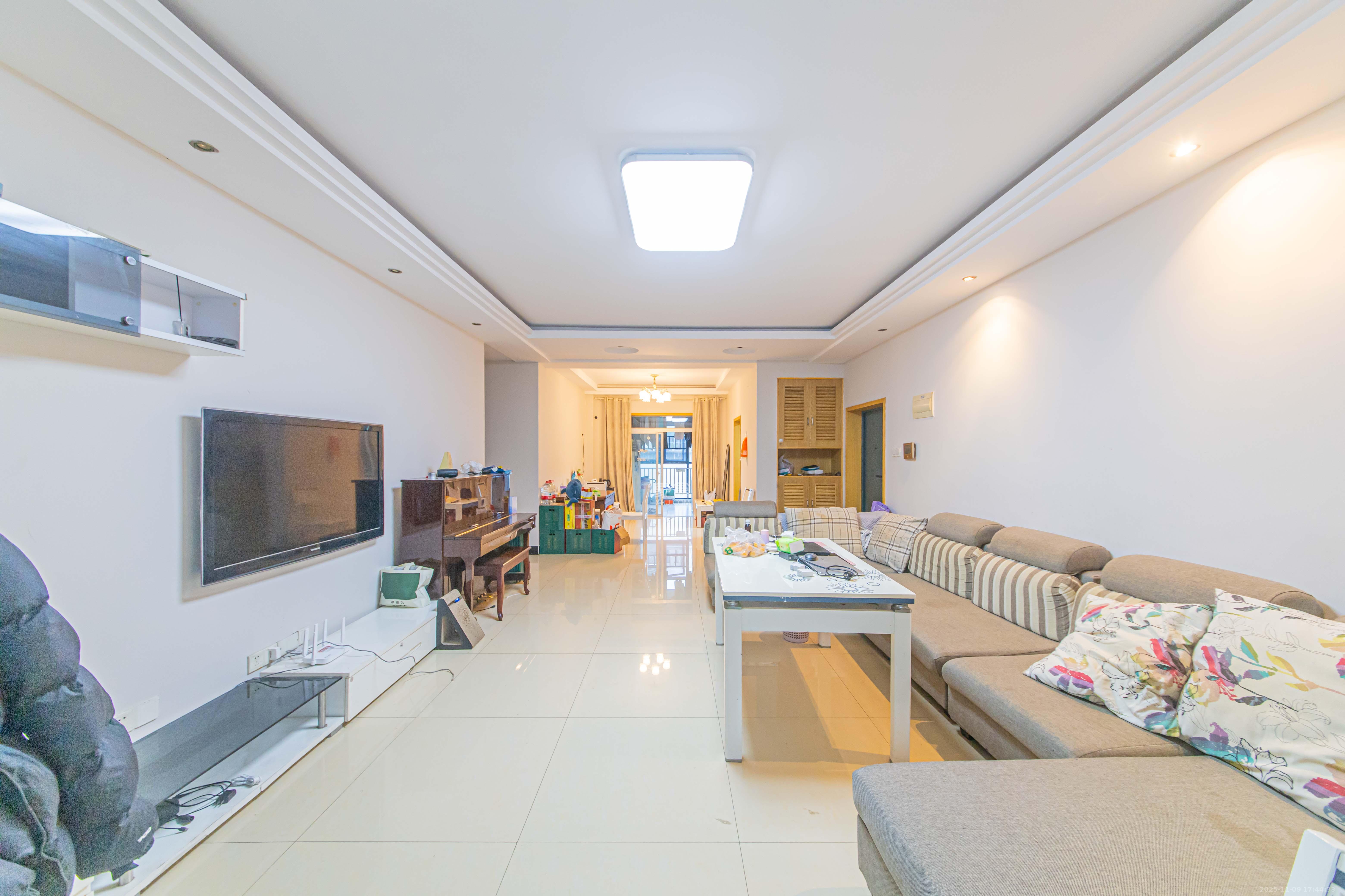 九峰小区（一二三四区）  4室2厅2卫    260.0万客厅