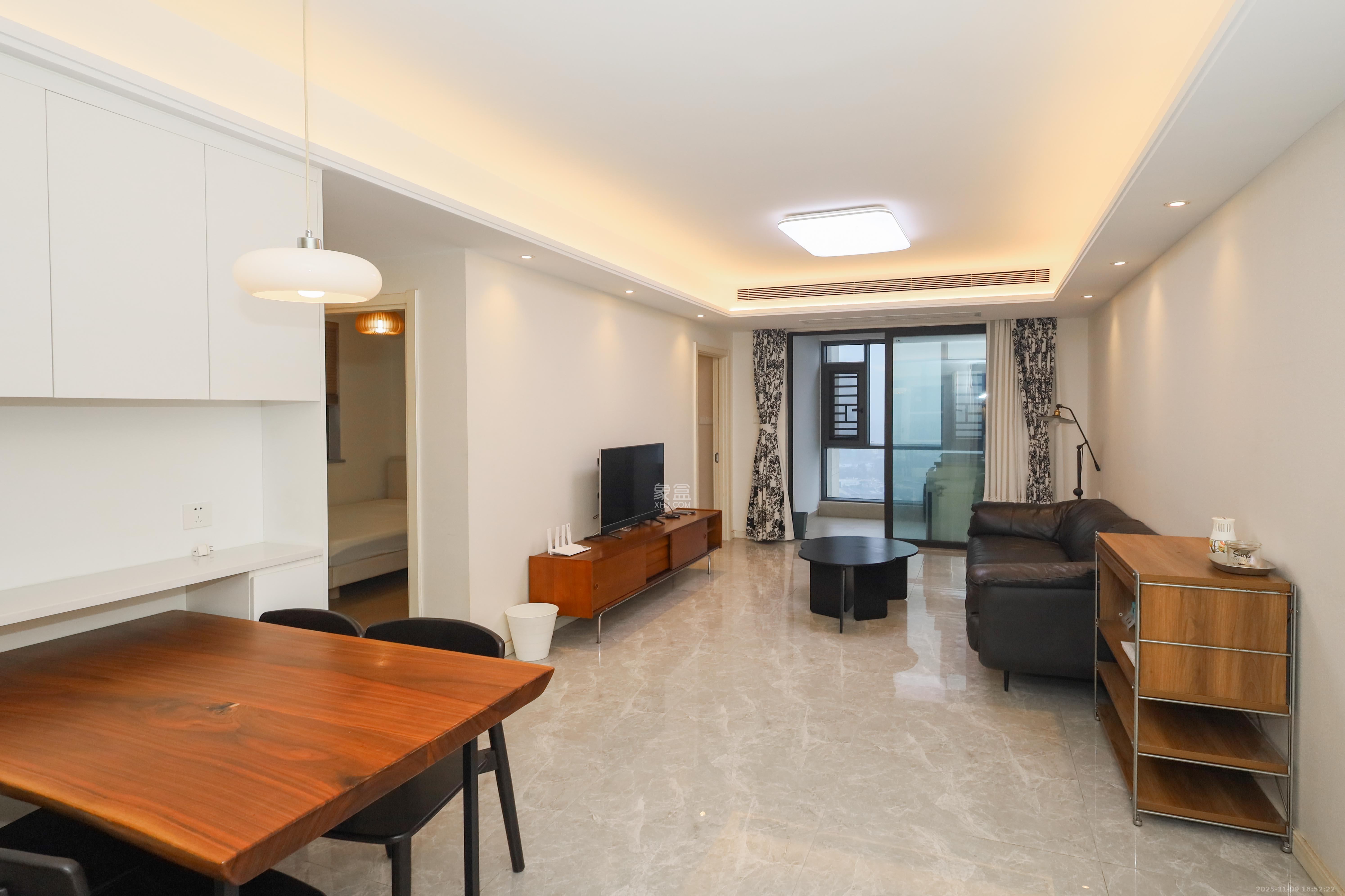 万科金色梦想B区  3室2厅2卫    110.0万客厅