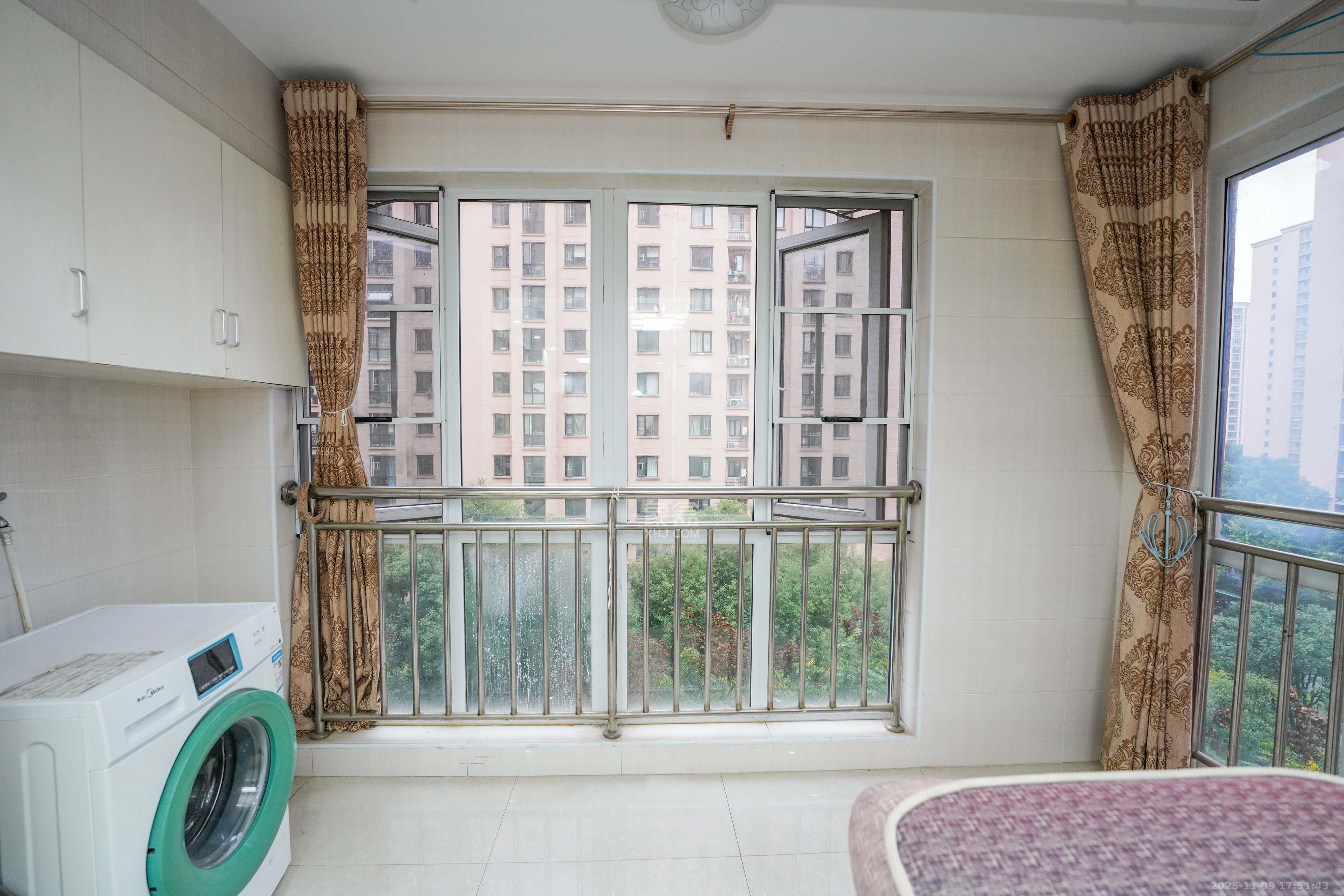 丽发新城  2室2厅1卫    56.8万阳台