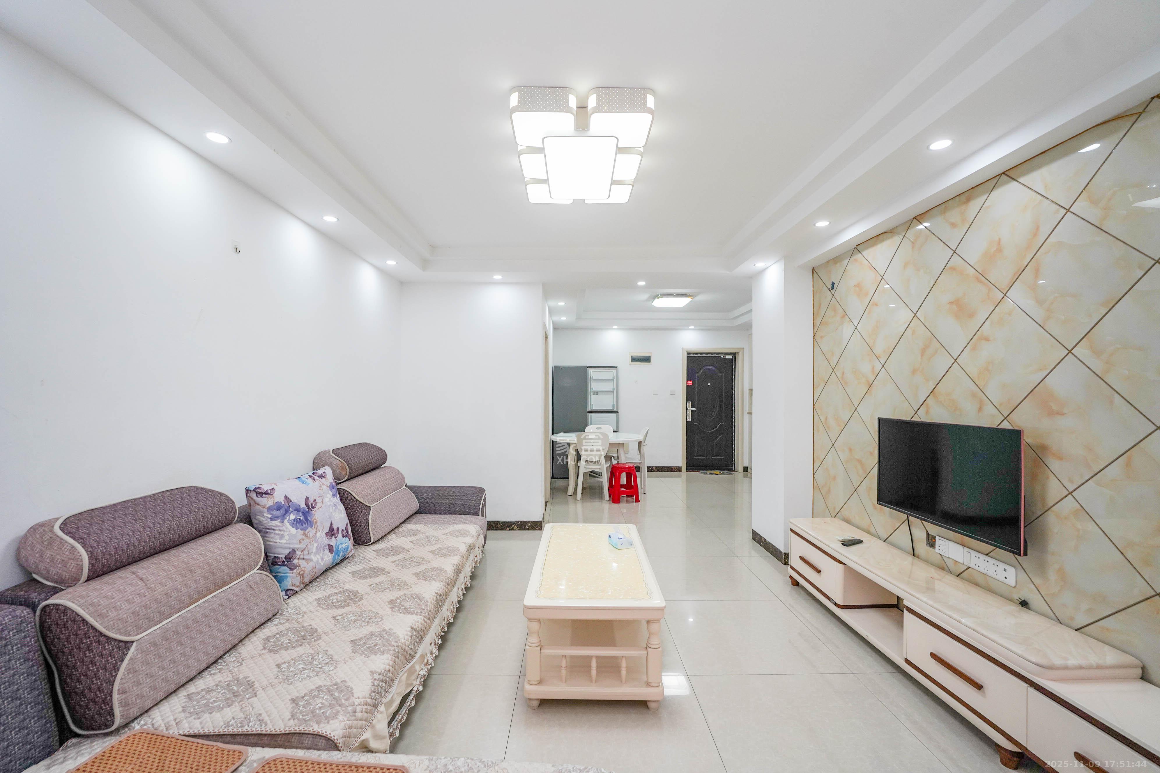 丽发新城 2室2厅1卫 56.8万 丽发新城 2室2厅1卫 56.8万客厅