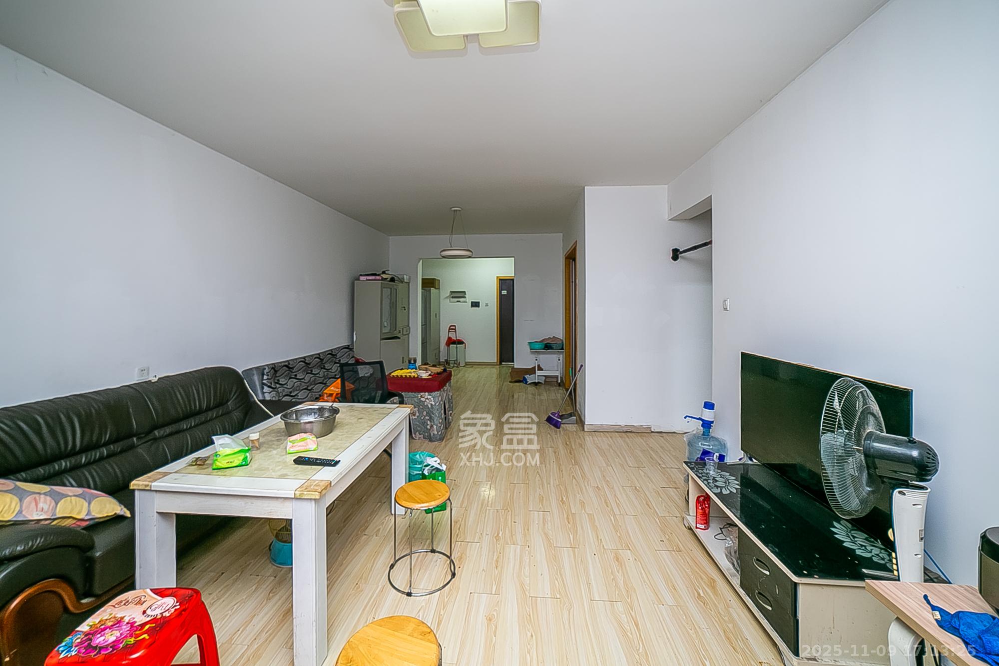 荣悦台  3室2厅2卫    155.0万客厅