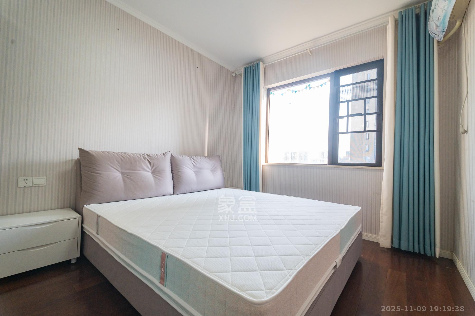 华润置地广场一期 3室2厅1卫 73.8万 华润置地广场一期 3室2厅1卫 73.8万卧室