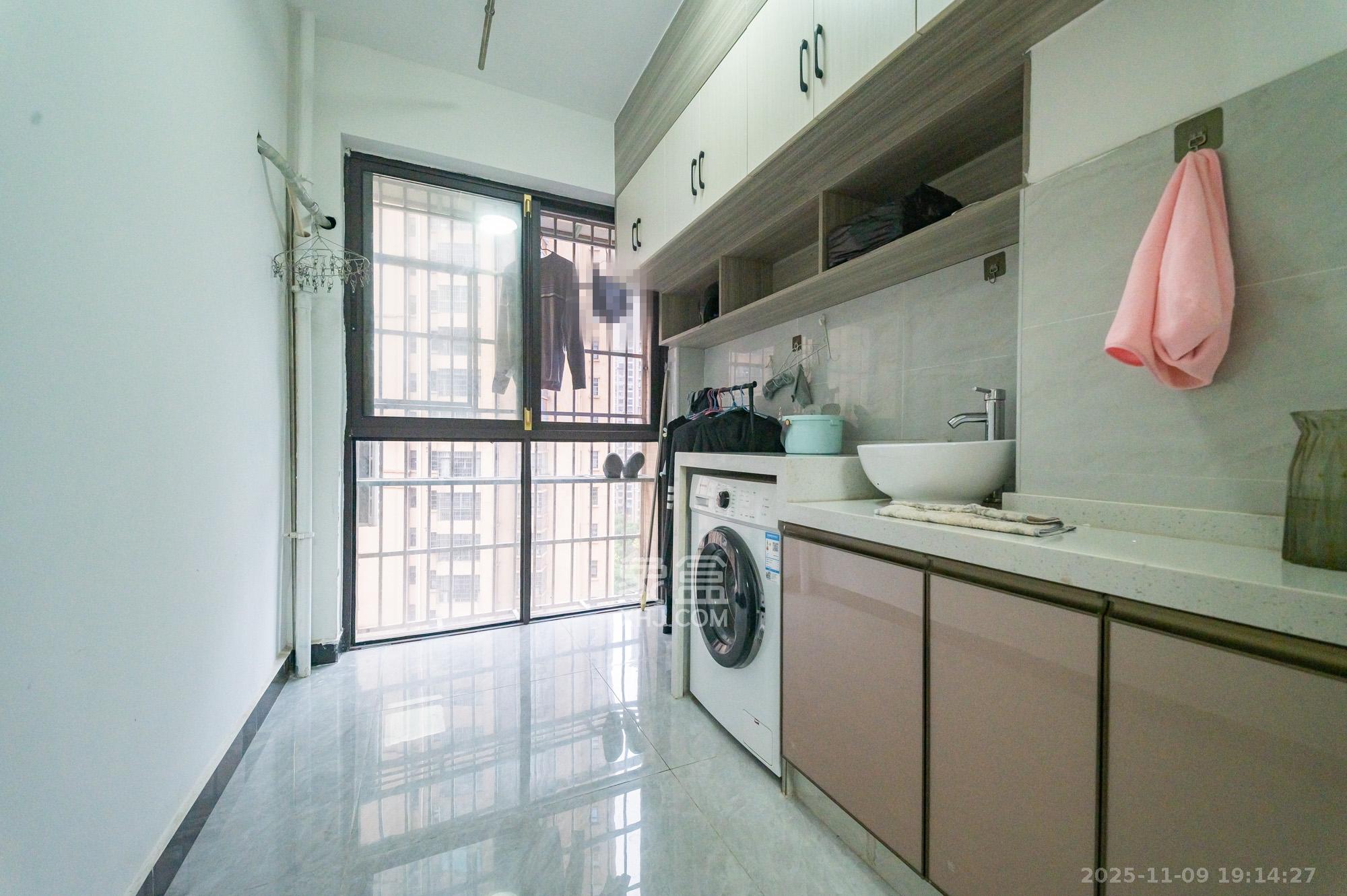 东方航标 2室1厅1卫 38.0万 东方航标 2室1厅1卫 38.0万阳台