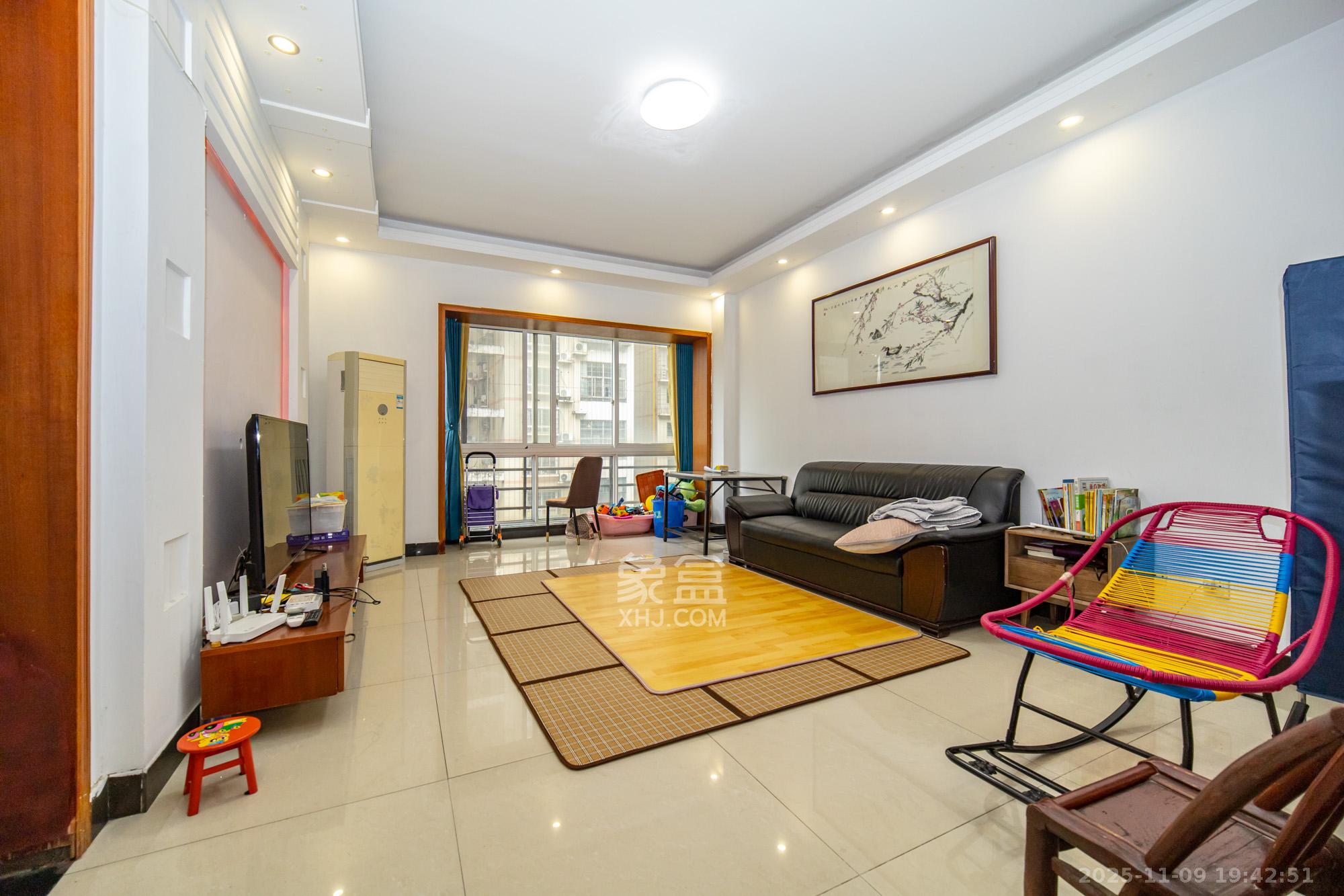 楚天家园  3室2厅2卫    59.8万客厅