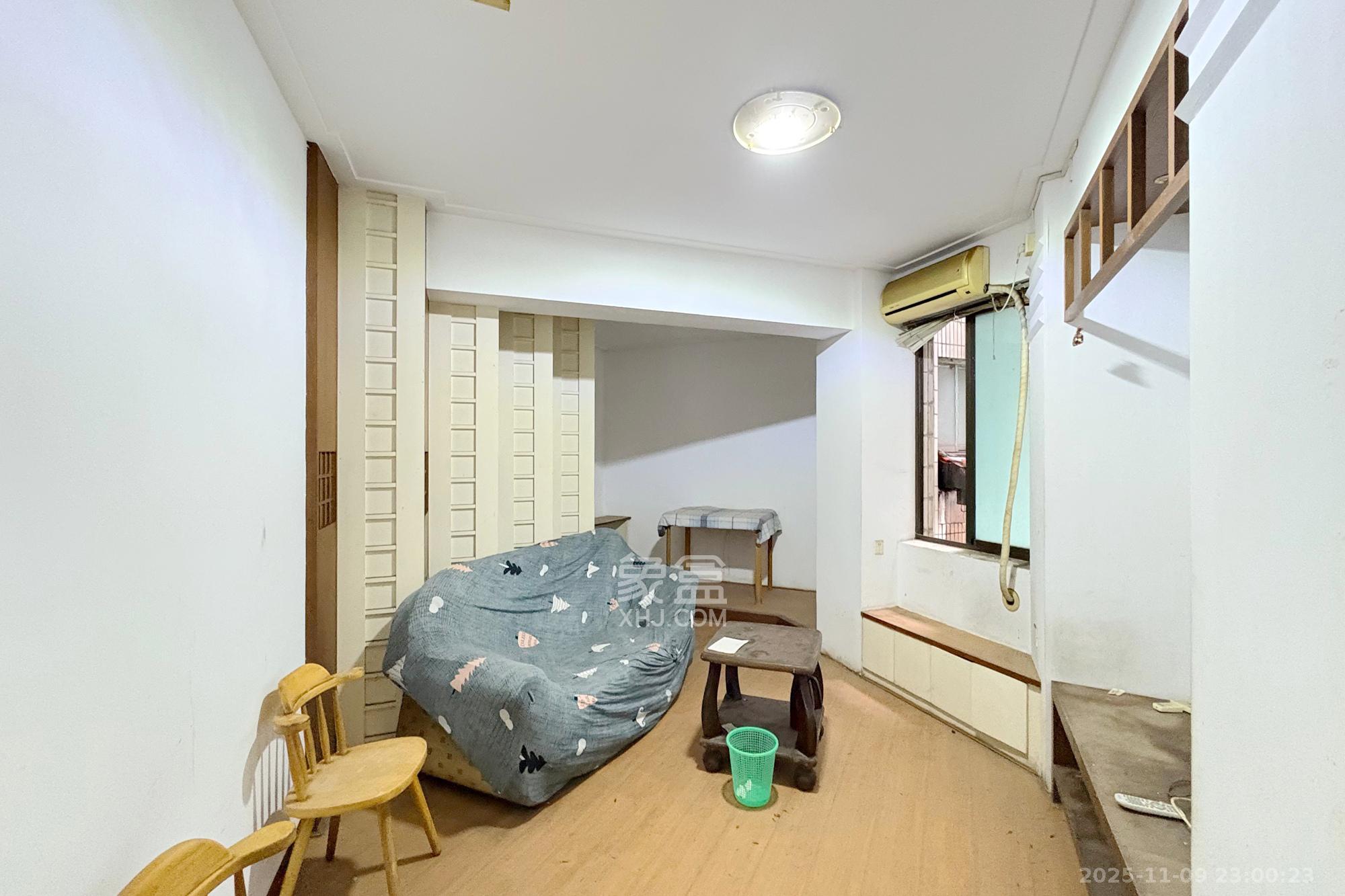 芙蓉广场农行单位宿舍  1室1厅1卫    40.0万客厅