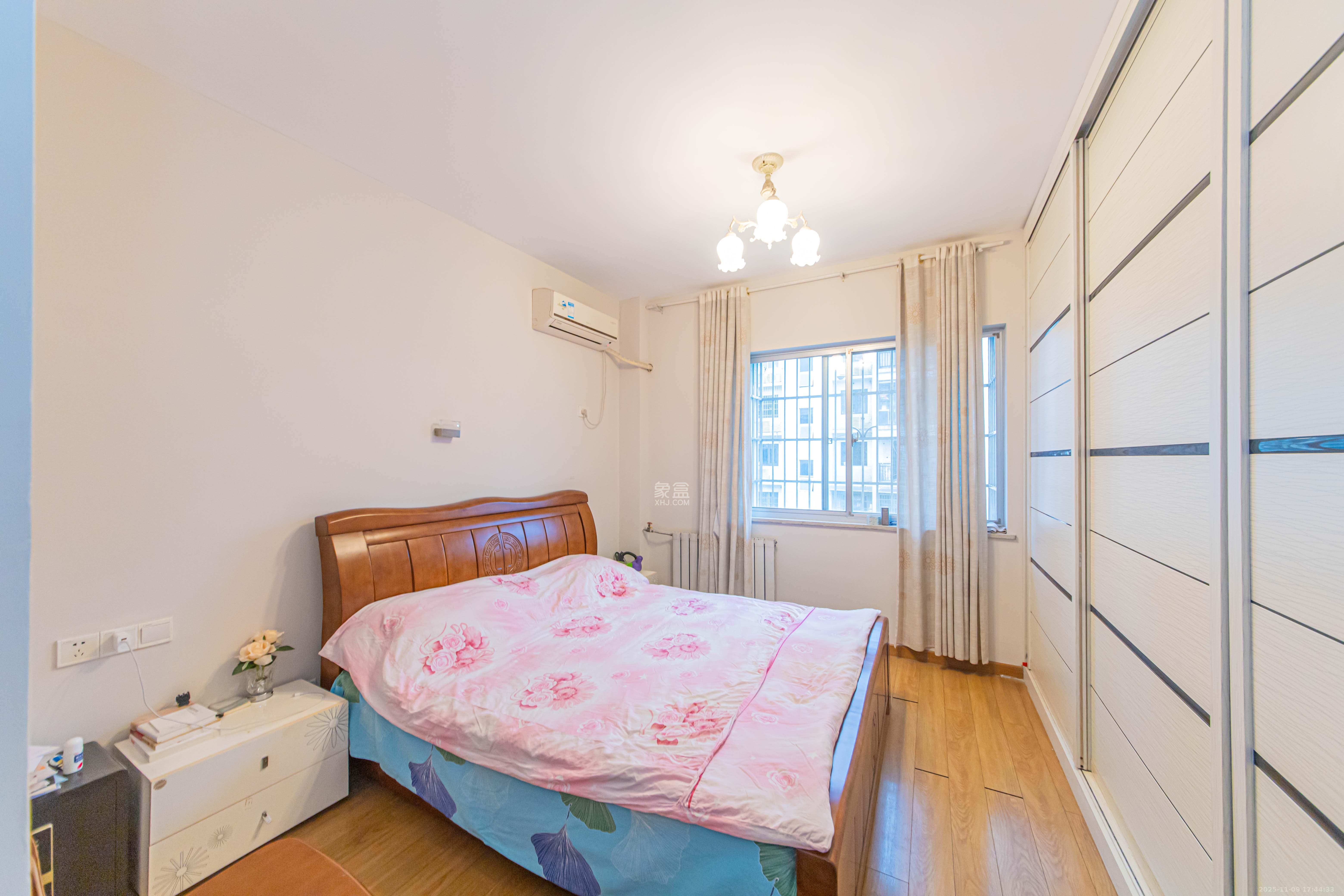 九峰小区（一二三四区）  4室2厅2卫    260.0万卧室