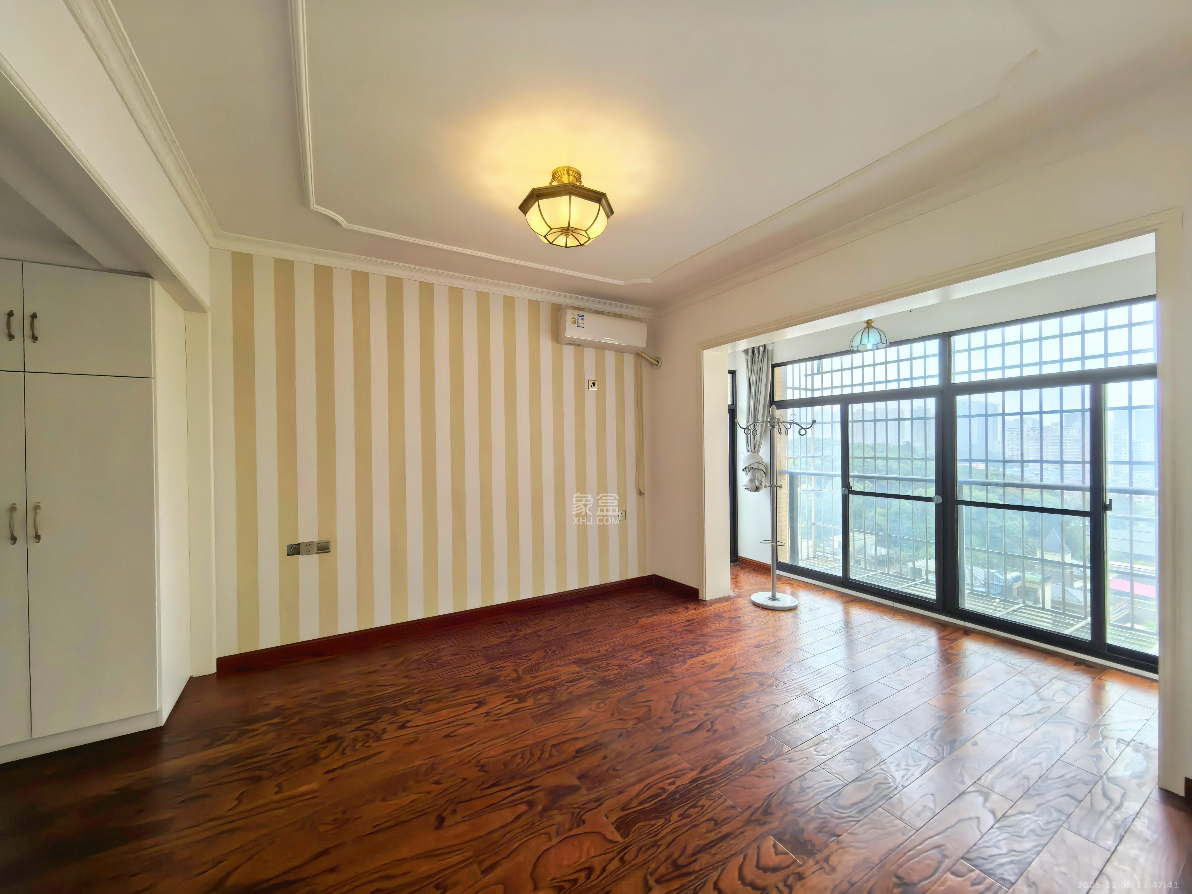 中城丽景香山园  3室2厅2卫    3500.0元/月室内图