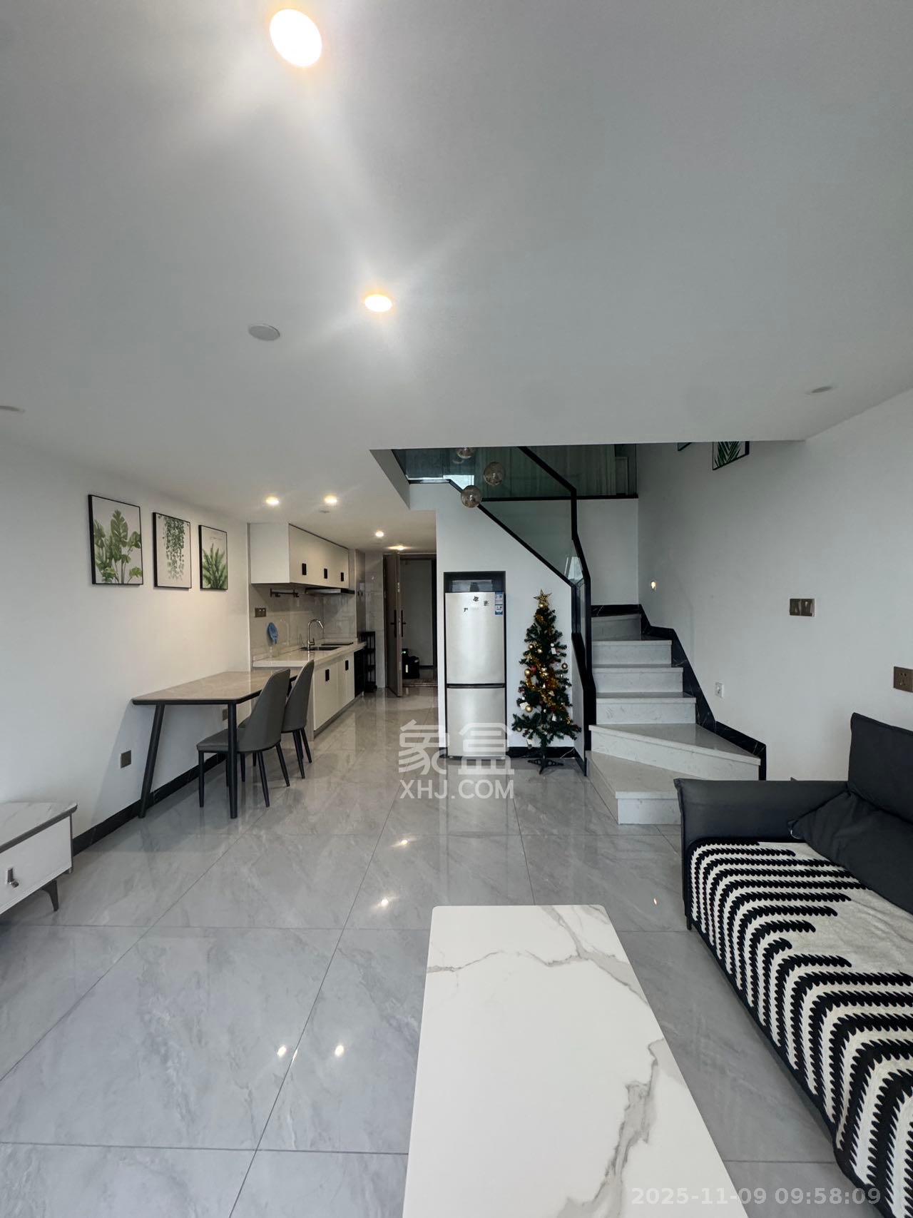 藏珑湖上公馆  2室1厅1卫    2700.0元/月