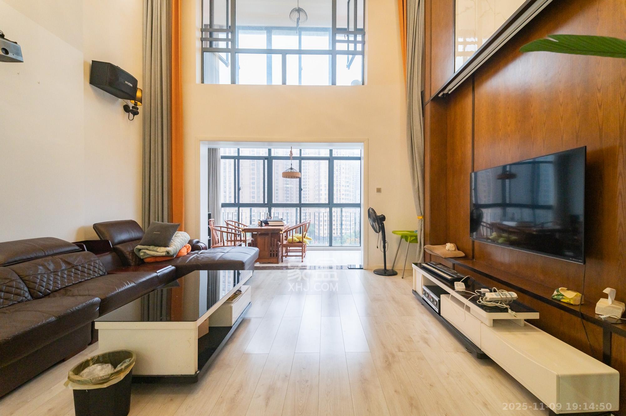 恒基凯旋门一二期 6室2厅2卫 238.0万 恒基凯旋门一二期 6室2厅2卫 238.0万客厅