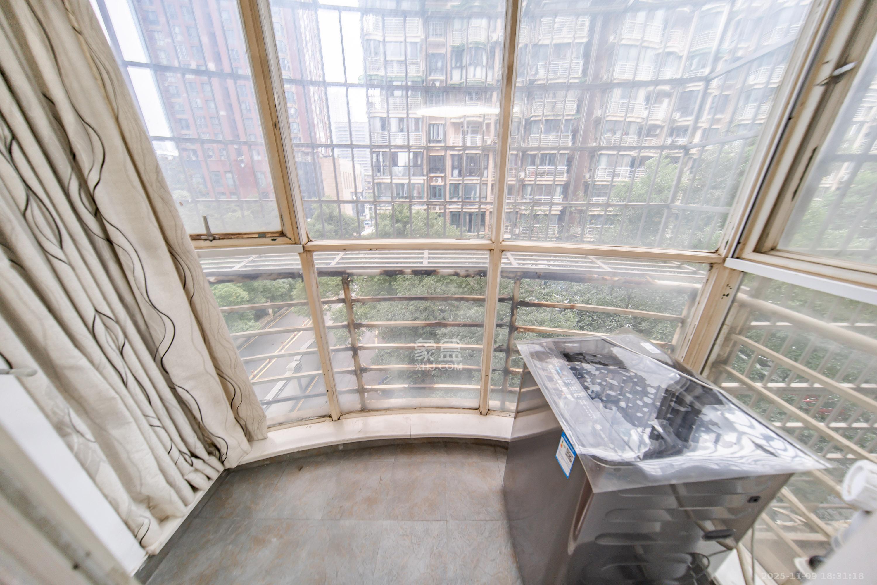 四季阳光花城  4室2厅2卫    180.0万阳台