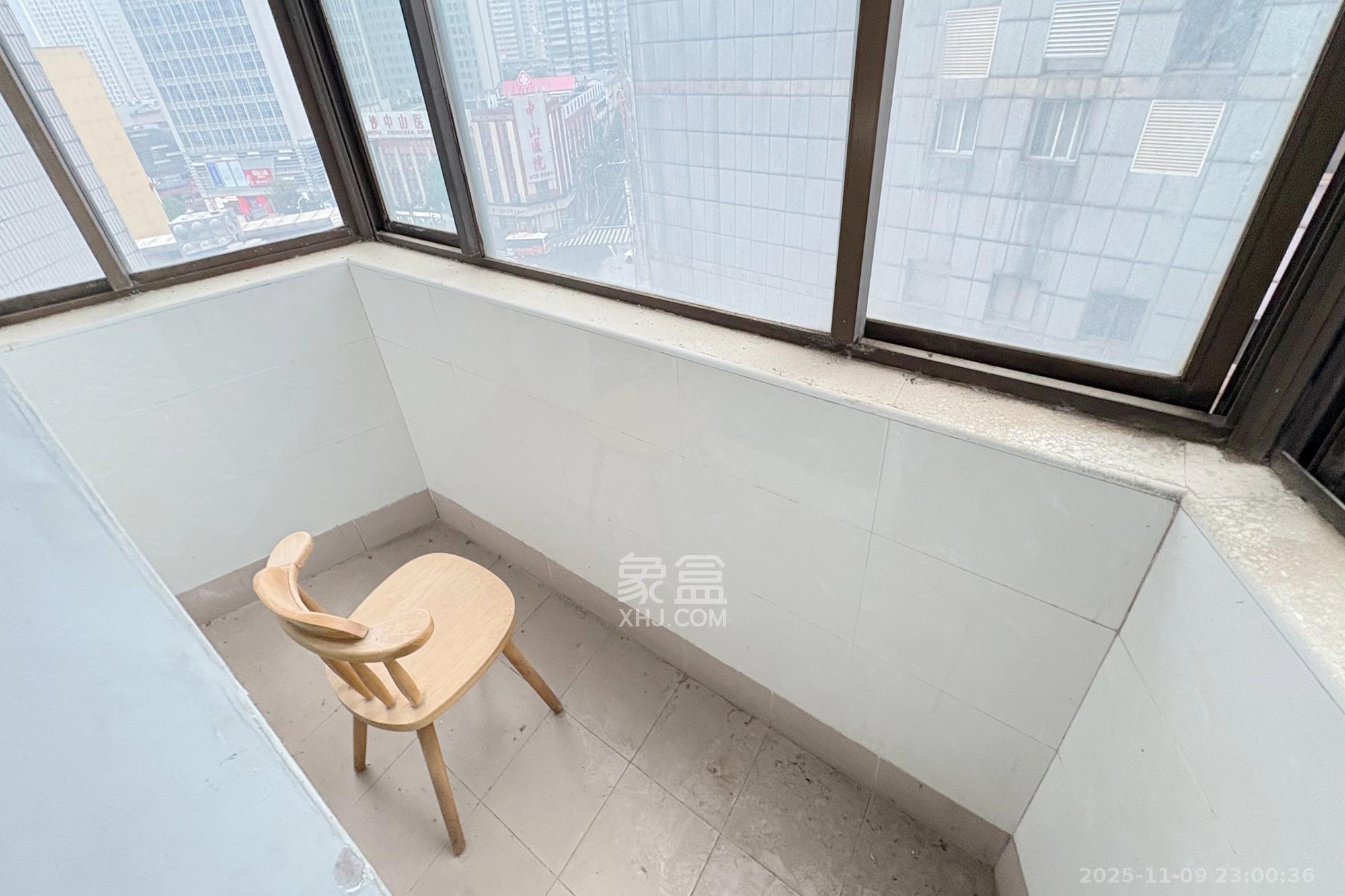 芙蓉广场农行单位宿舍  1室1厅1卫    40.0万阳台