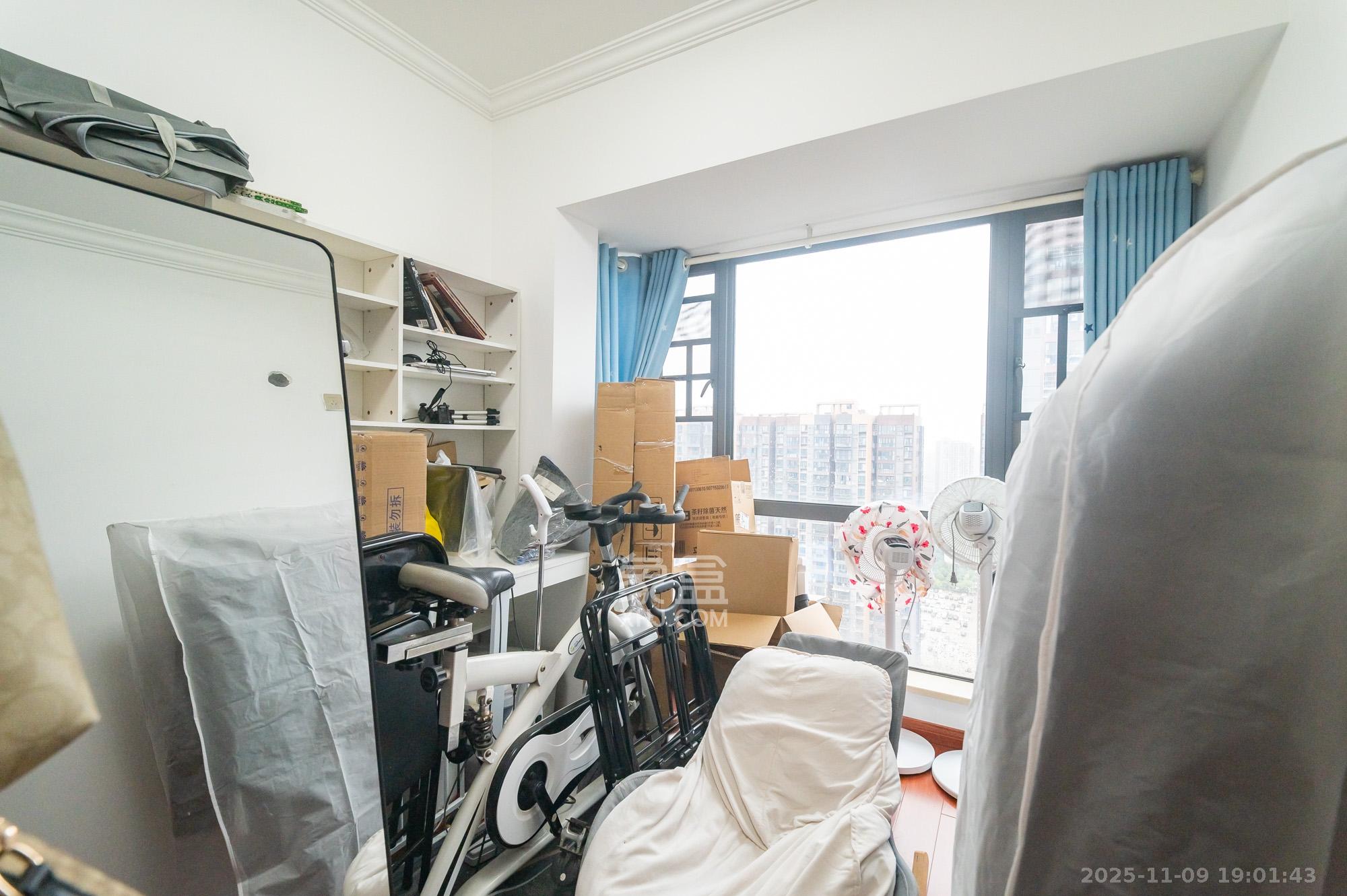 海伦春天 4室2厅2卫 102.8万 海伦春天 4室2厅2卫 102.8万卧室