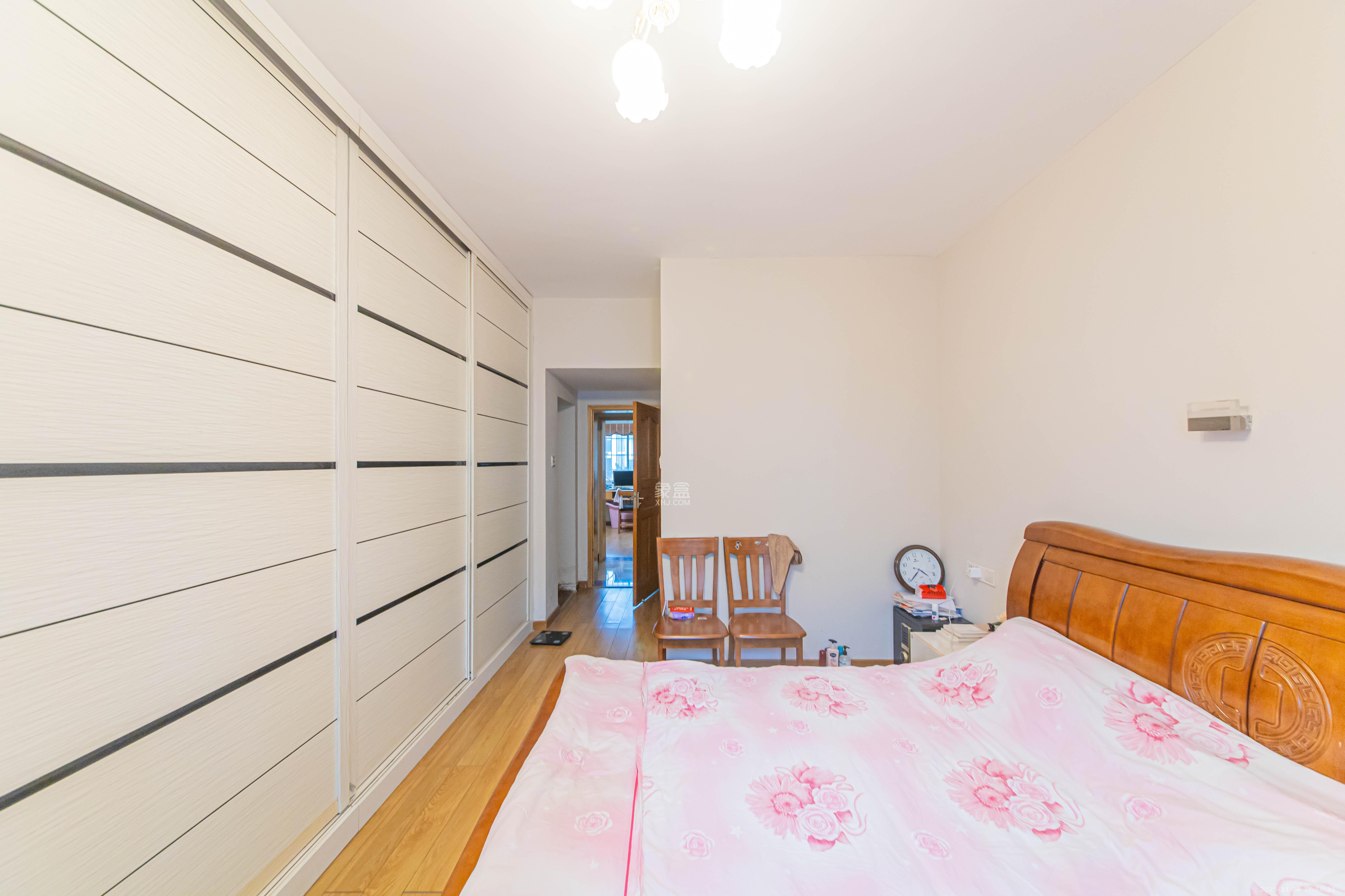 九峰小区（一二三四区）  4室2厅2卫    260.0万卧室