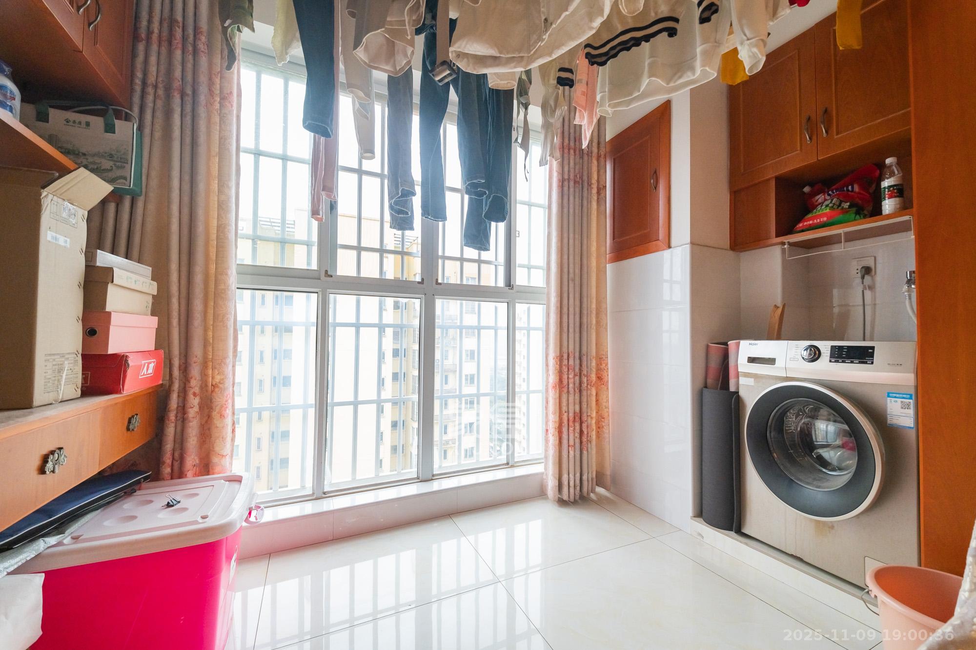 MOMA当代广场 3室2厅1卫 54.5万 MOMA当代广场 3室2厅1卫 54.5万阳台