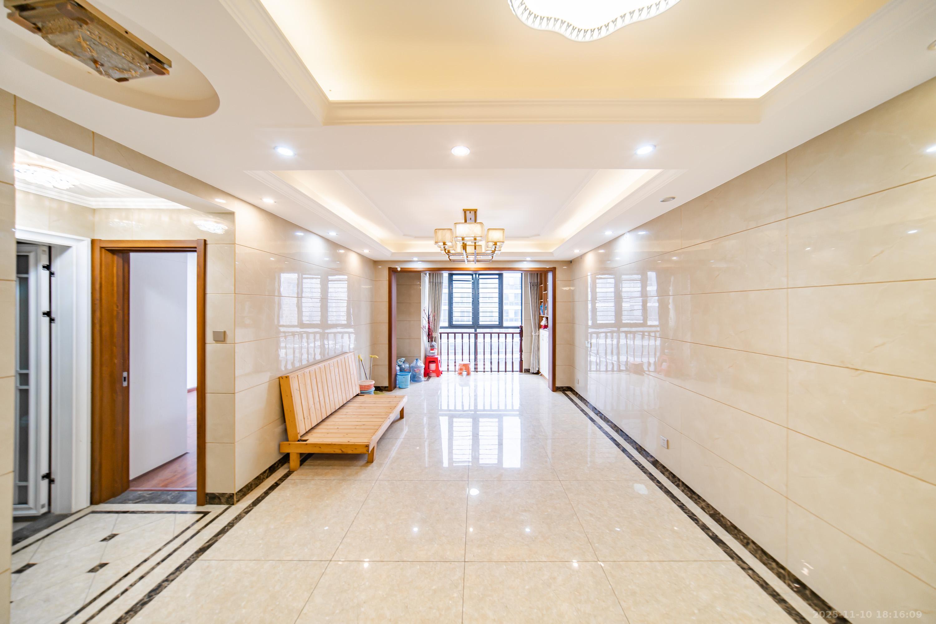 阳光100一期、四五期 2室2厅1卫 82.0万 阳光100一期、四五期 2室2厅1卫 82.0万客厅