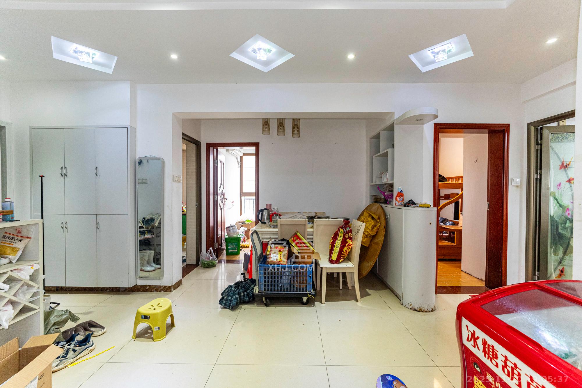 四季星城  3室2厅2卫    59.8万客厅