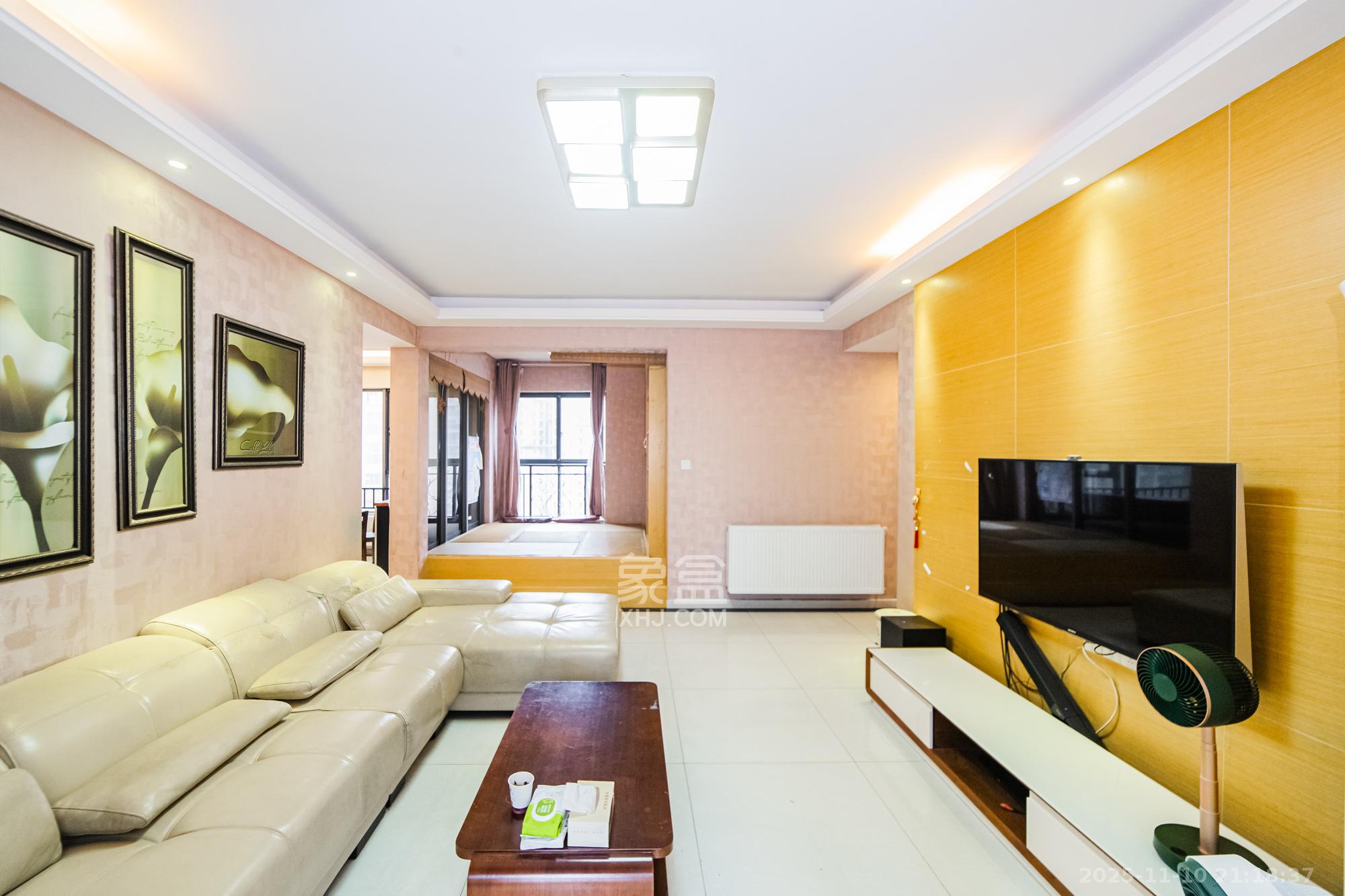 珠江郦城探香里  4室2厅2卫    118.8万客厅