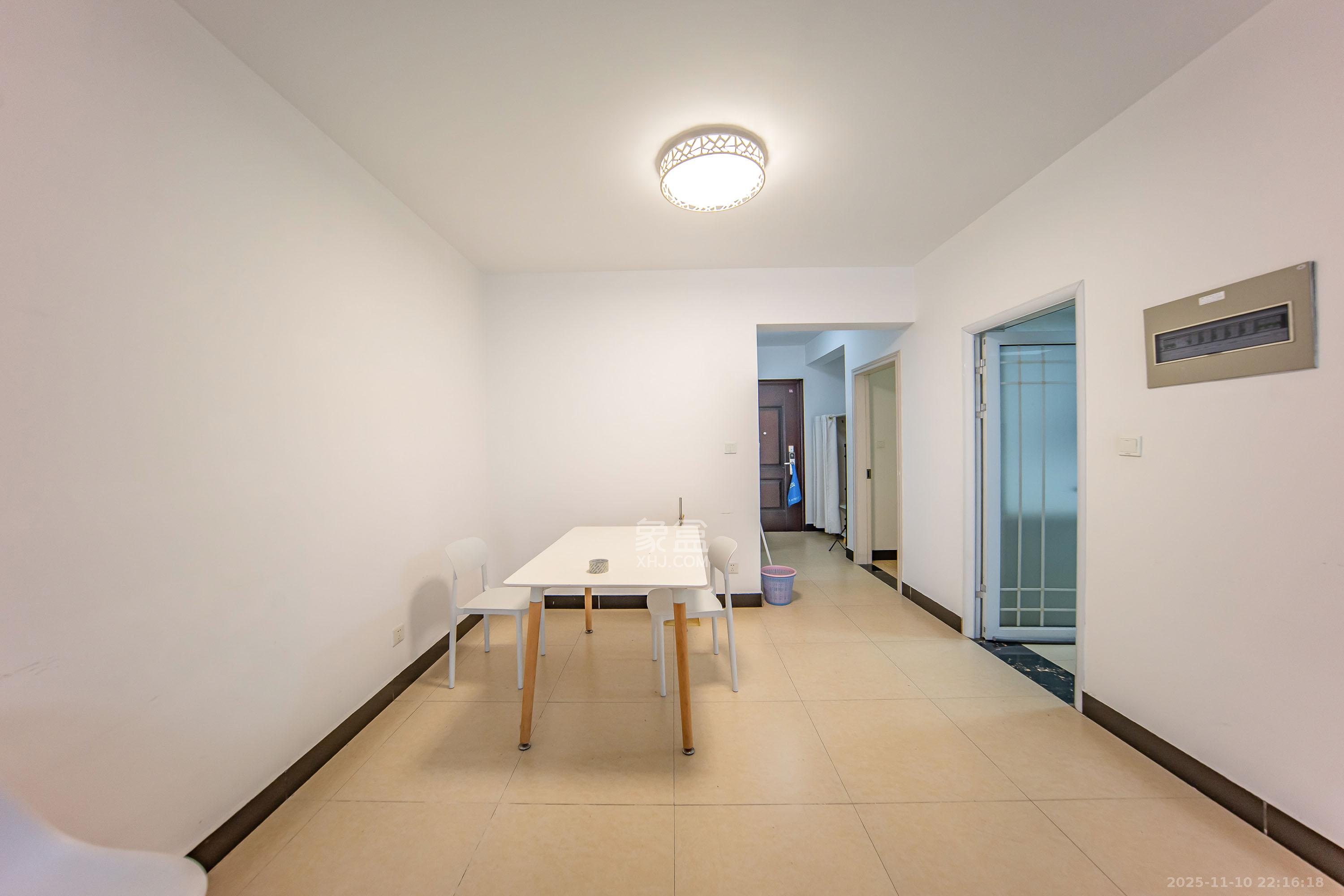 阳光100一期、四五期  2室2厅1卫    85.0万客厅