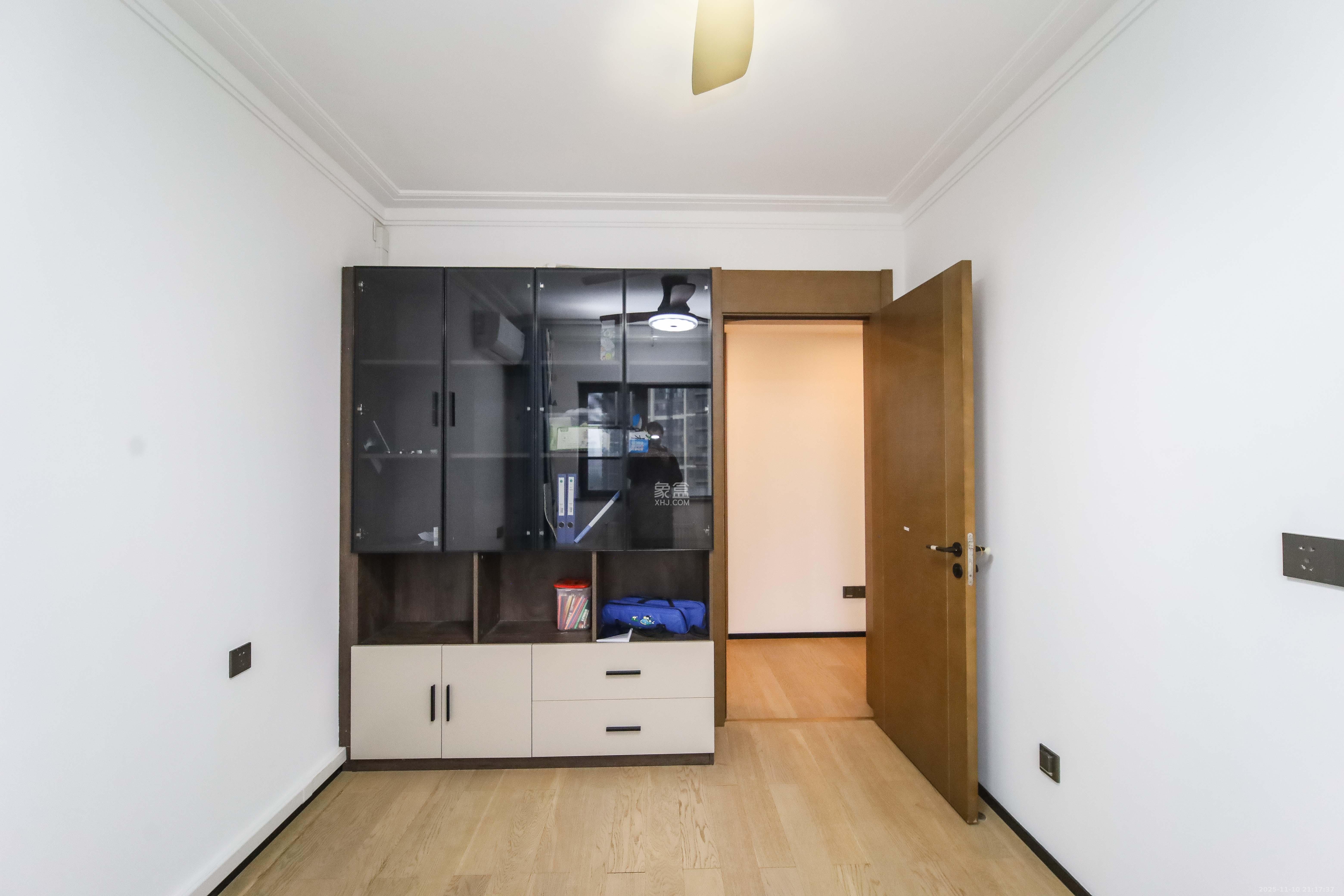 万科金域蓝湾 4室2厅2卫 180.0万 万科金域蓝湾 4室2厅2卫 180.0万卧室