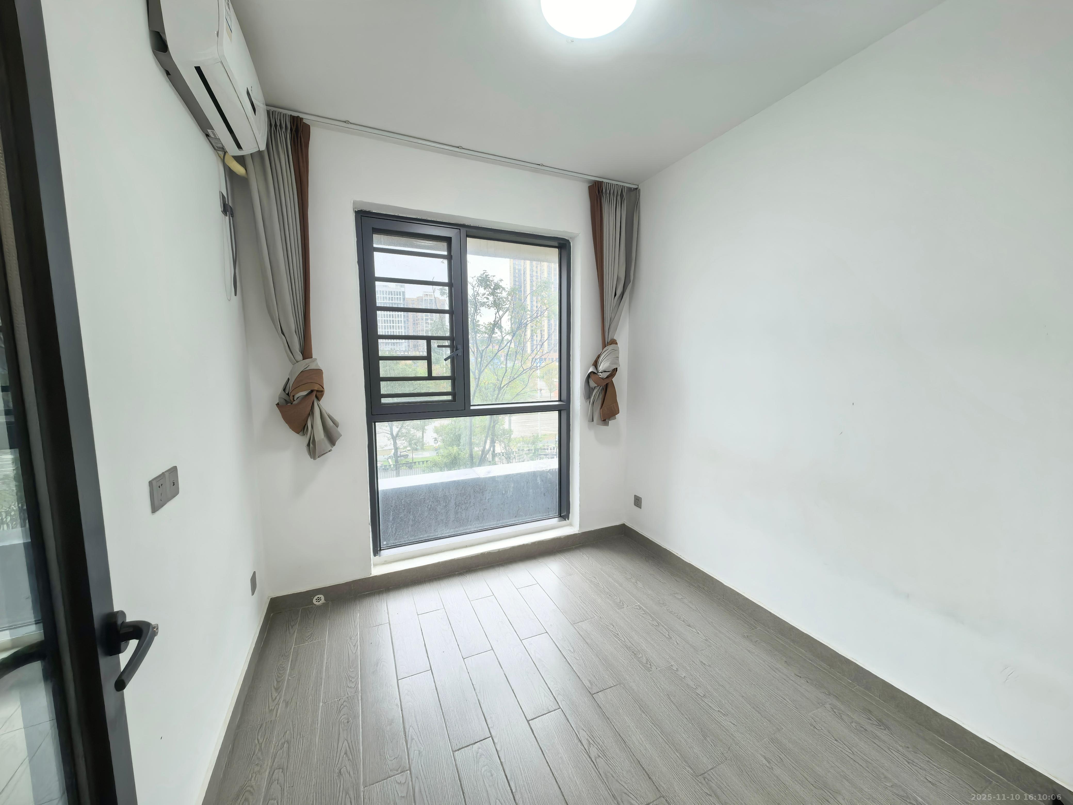 中海麓山境北区 4室2厅2卫 3200.0元/月 中海麓山境北区 4室2厅2卫 3200.0元/月室内图