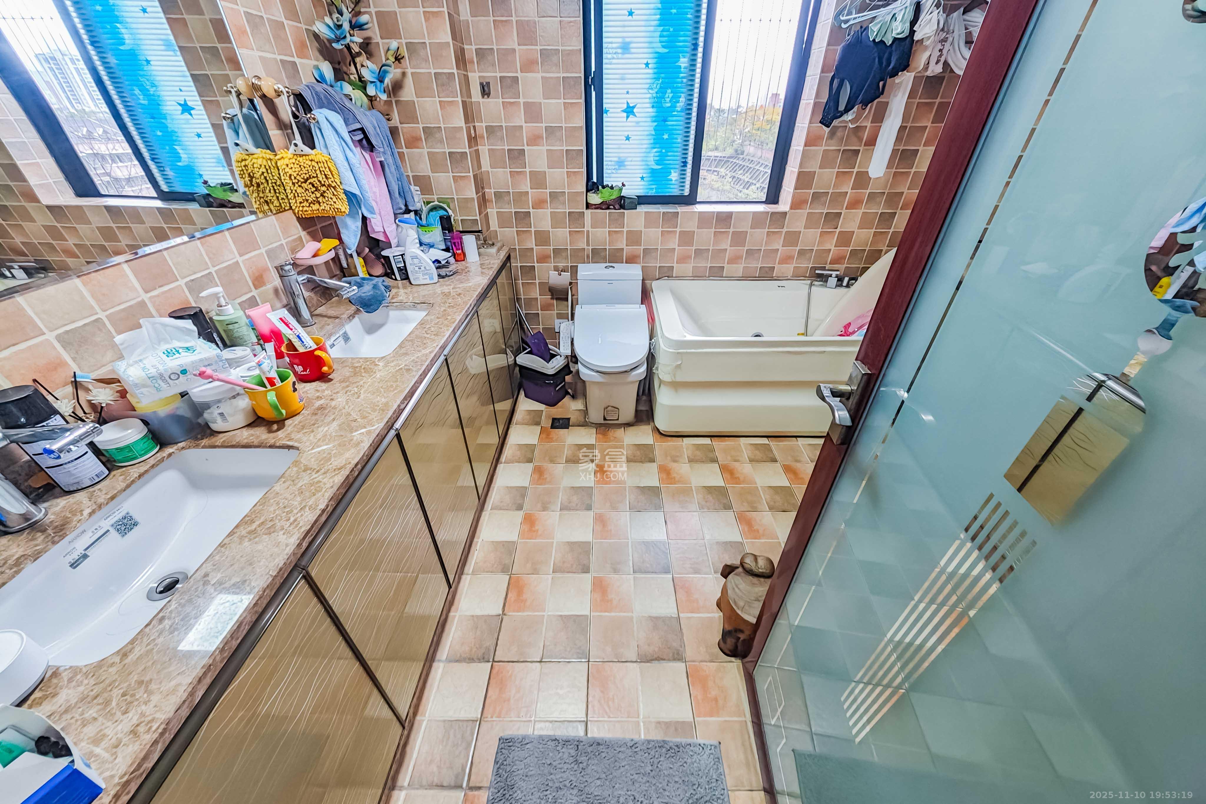 融科东南海  6室2厅2卫    288.0万卫生间