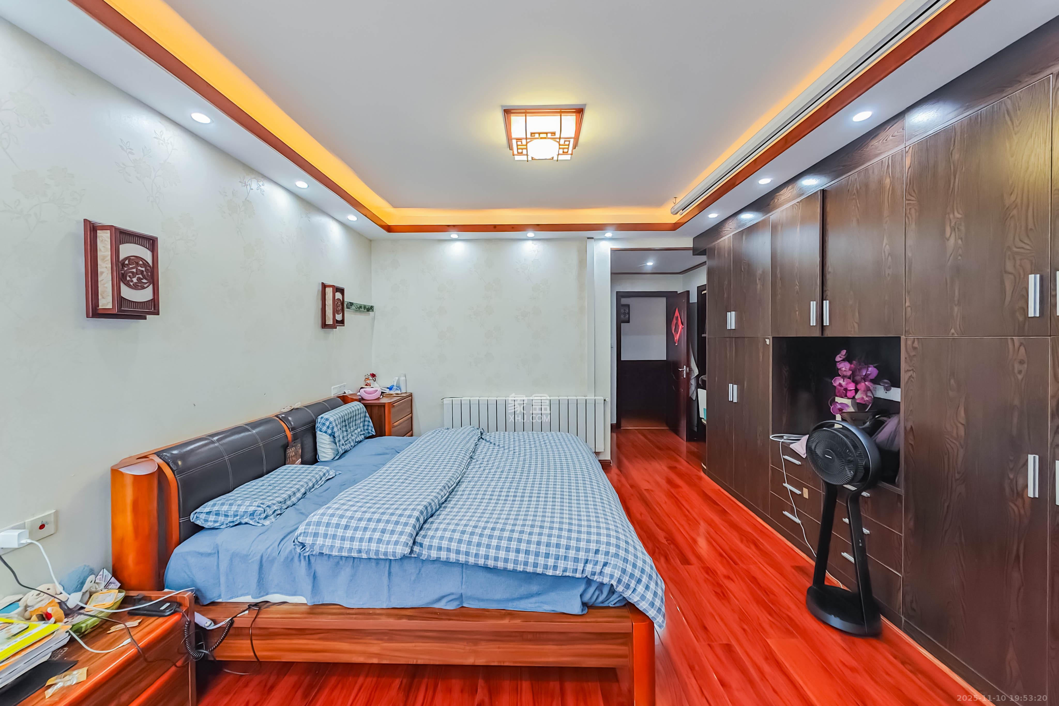 融科东南海  6室2厅2卫    288.0万卧室