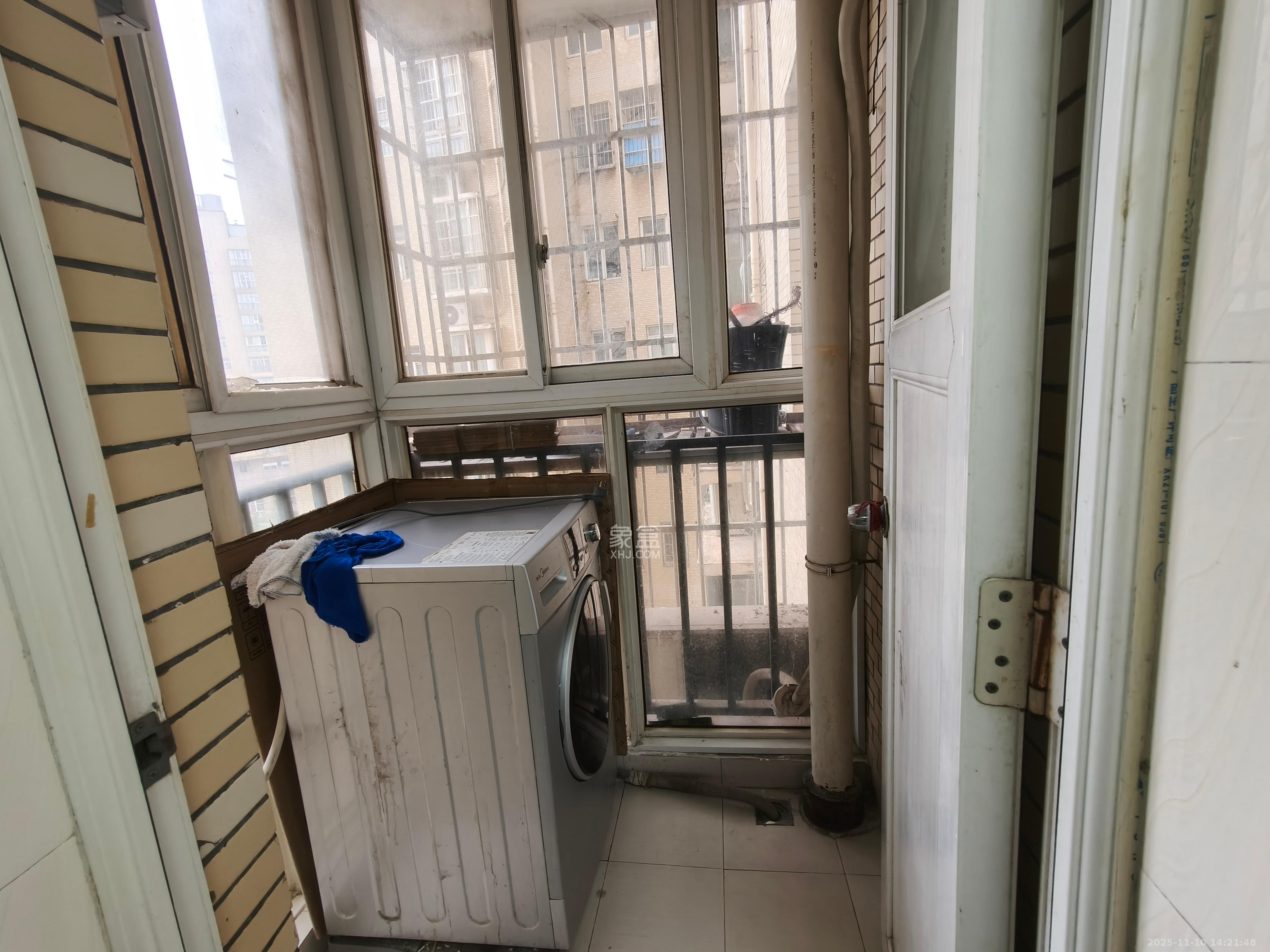 金碧文华  3室2厅2卫    2300.0元/月室内图